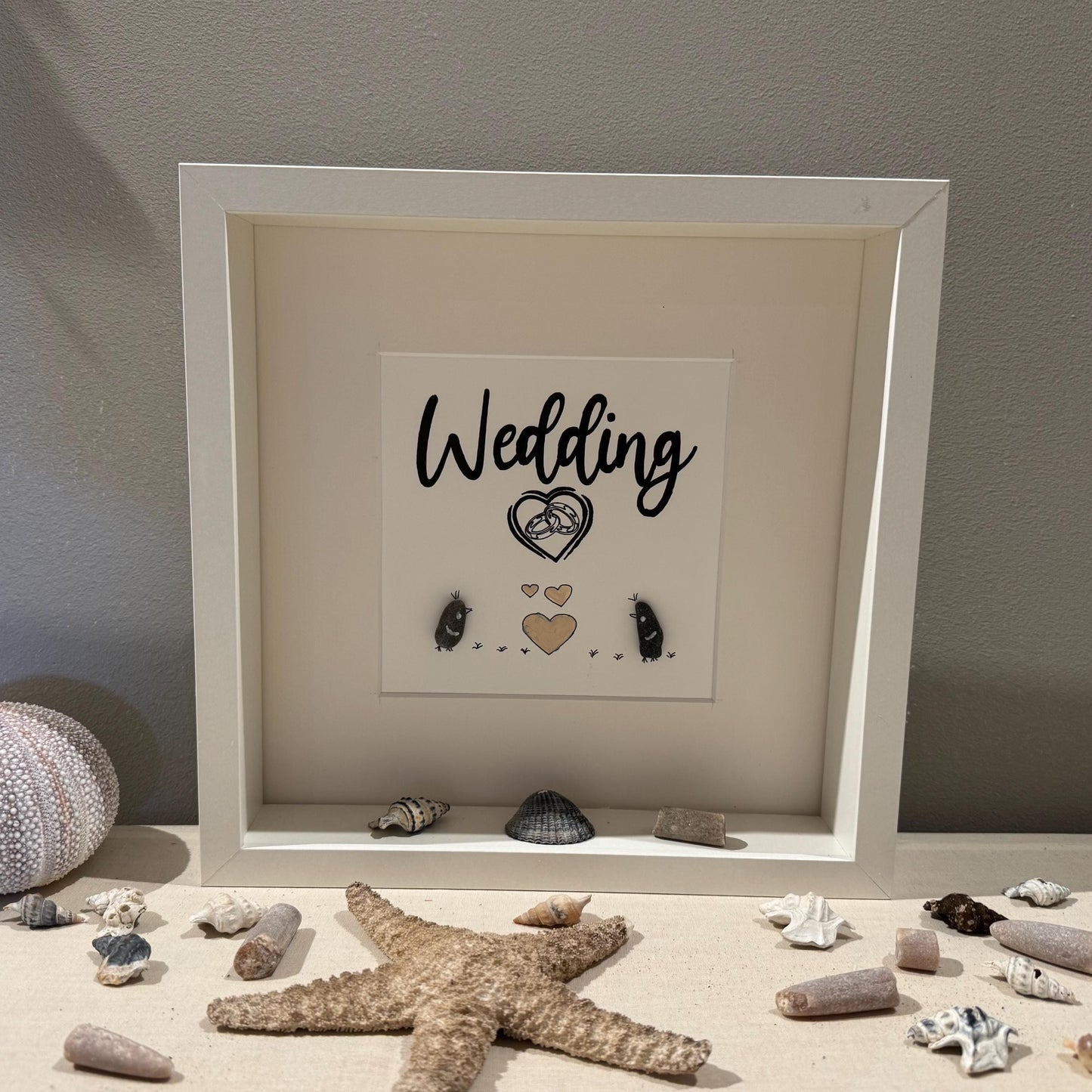 Personalisiertes Steinbild zur Hochzeit handgemalt 27cm schwarz, mit Strandfunde der dänischen Küste. Hochzeit personalisiert - Handmade – Handmade aus Stein, Muschel von Treibholzzauber79