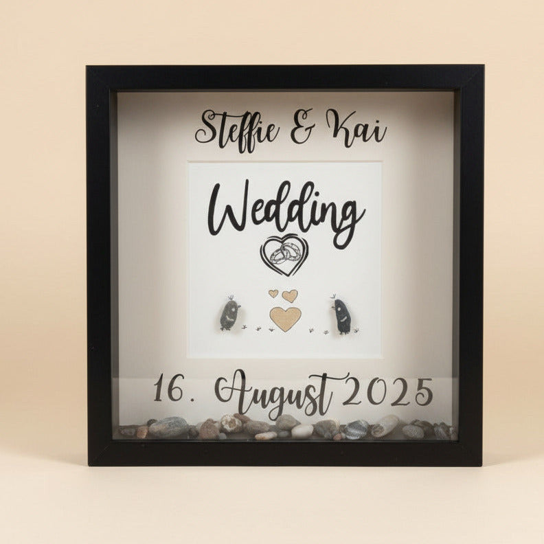 Personalisiertes Steinbild zur Hochzeit handgemalt im schwarzen Holzrahmen mit Muscheln und Strandfunde-Deko