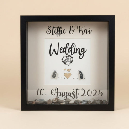 Personalisiertes Steinbild zur Hochzeit handgemalt im schwarzen Holzrahmen mit Muscheln und Strandfunde-Deko