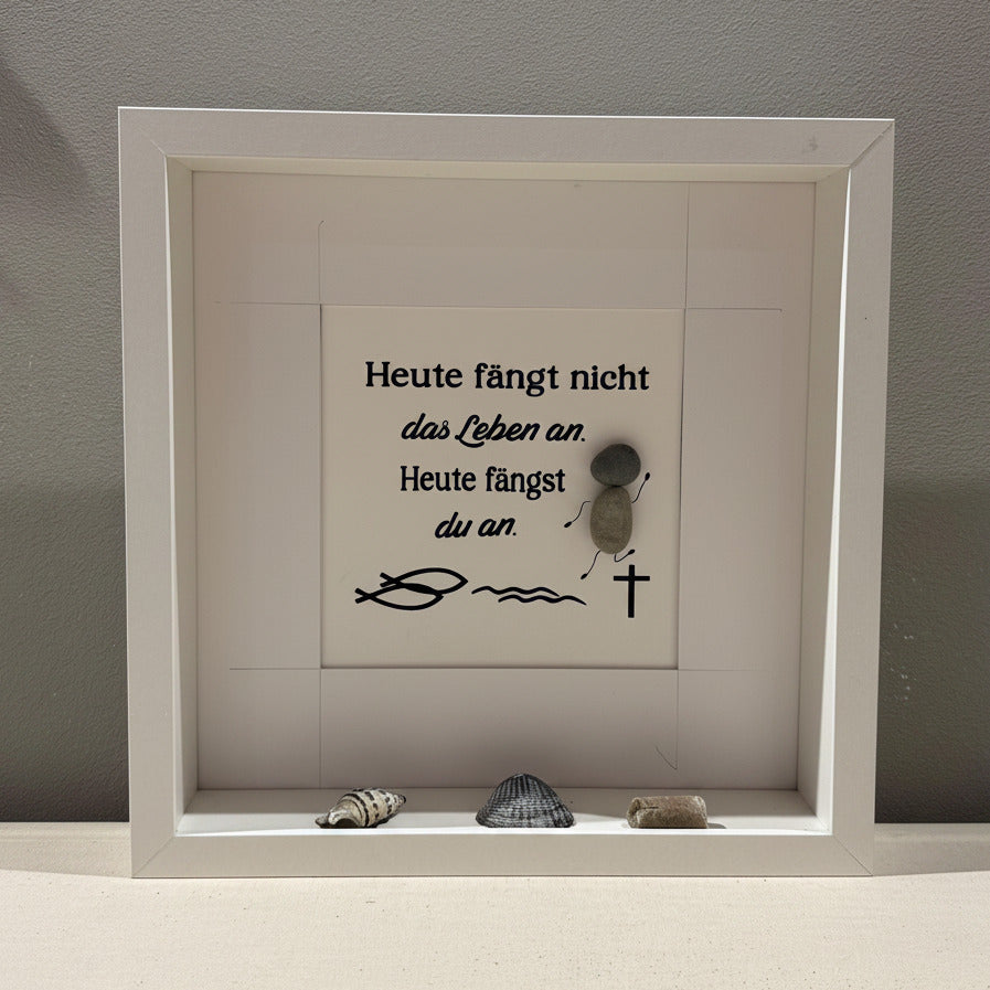 Weißer gerahmter Kunstdruck mit dem Text "Heute fängt nicht das Leben an. Heute fängst du an." und Symbolen.