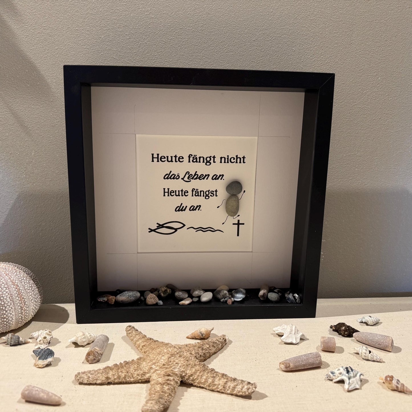 Geschenke zur Konfirmation personalisiert im Rahmen 27cm Eiche mit Strandfunde der dänischen Küste. Konfirmation Glückwünsche - Handmade – Handmade aus Bilderrahmen, Ostsee Steine, Venyl, Strandfunde Nordsee, Plexiglas von Treibholzzauber79