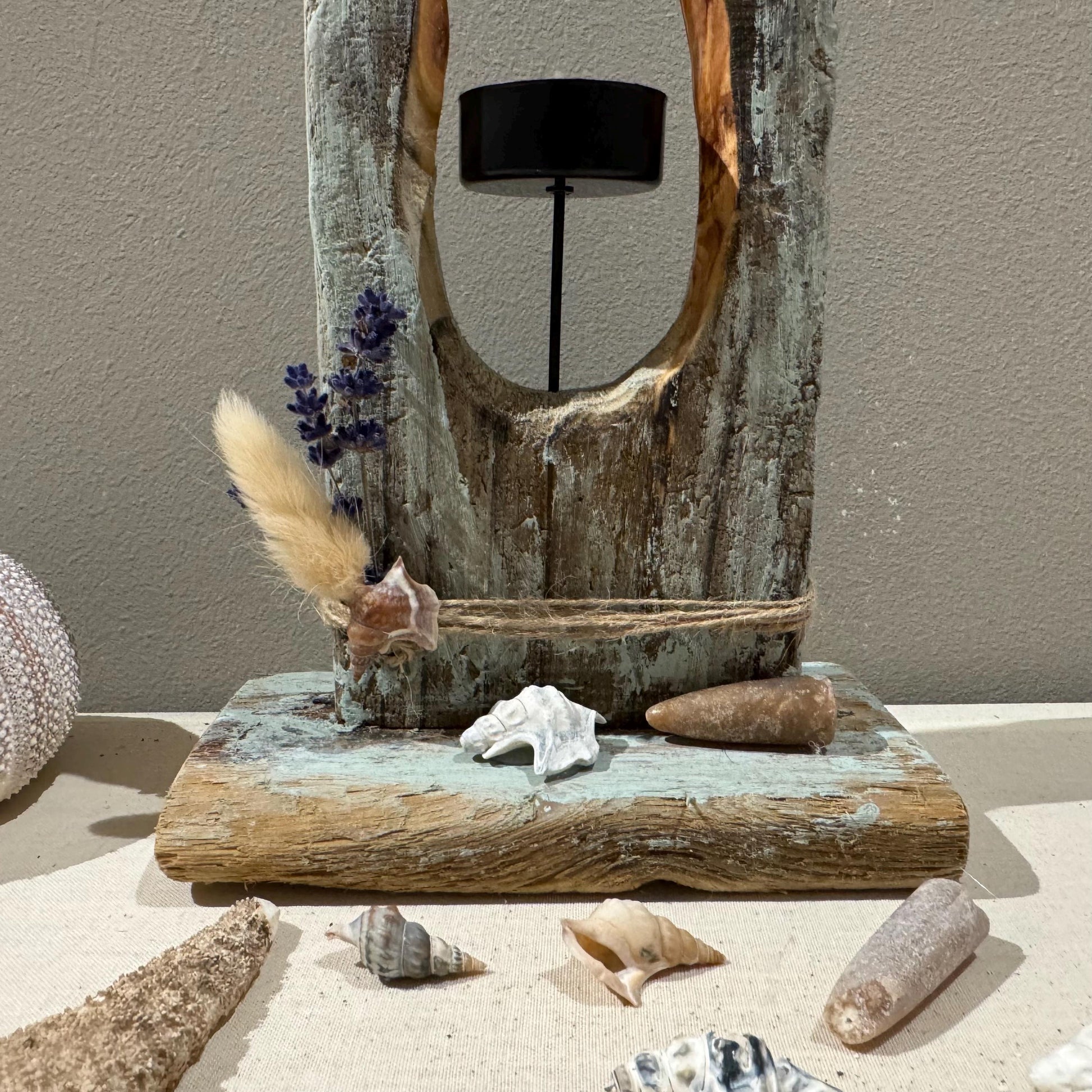 Ein rustikaler Kerzenhalter aus Holz mit einem Used-Look, mit einer schwarzen Kerzenschale von Treibholzzauber79