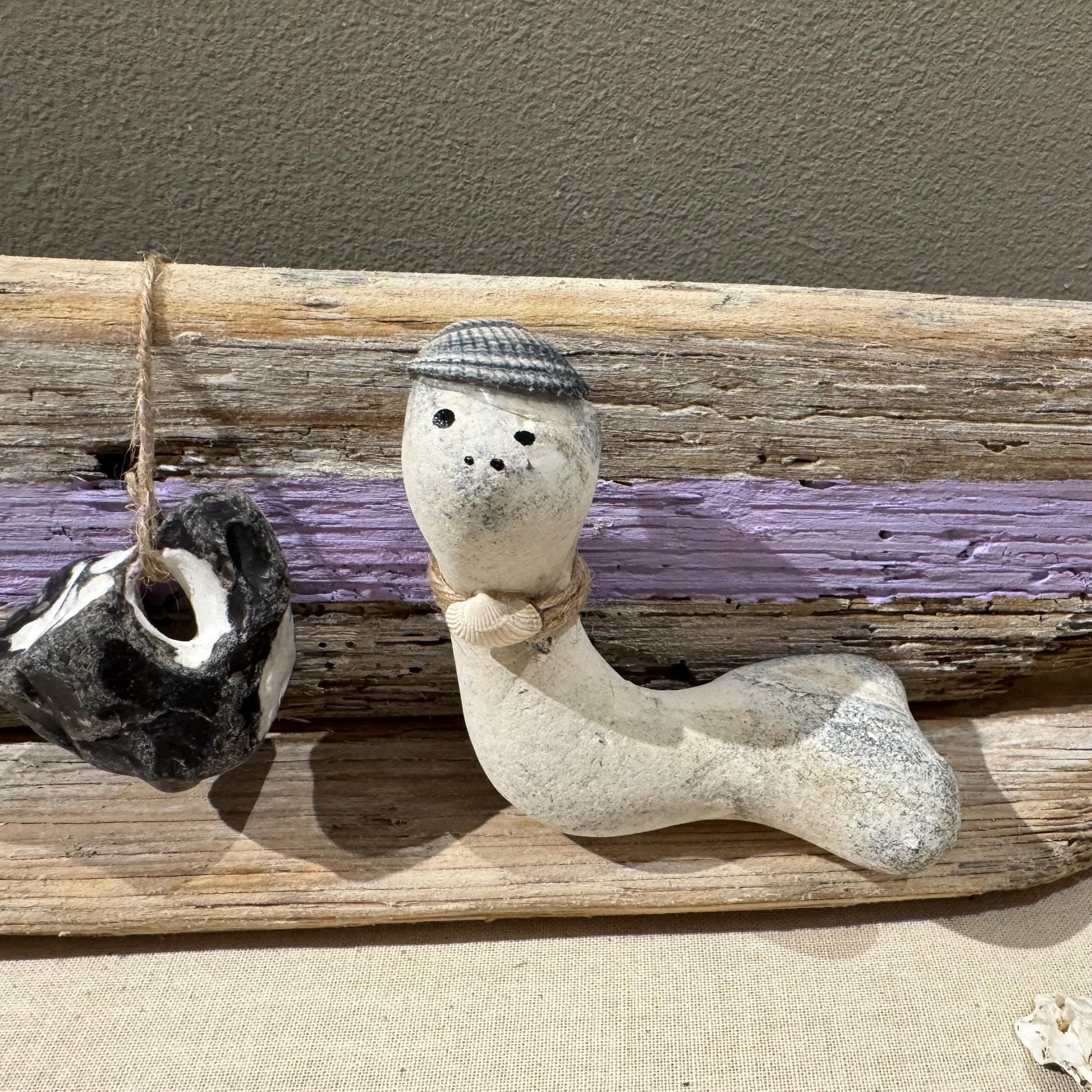 Handgefertigte Treibholz-Deko 39 cm – Maritime Tischdekoration mit Hühnergott, Feuerstein u. Muscheln – Driftwood Coastal Art