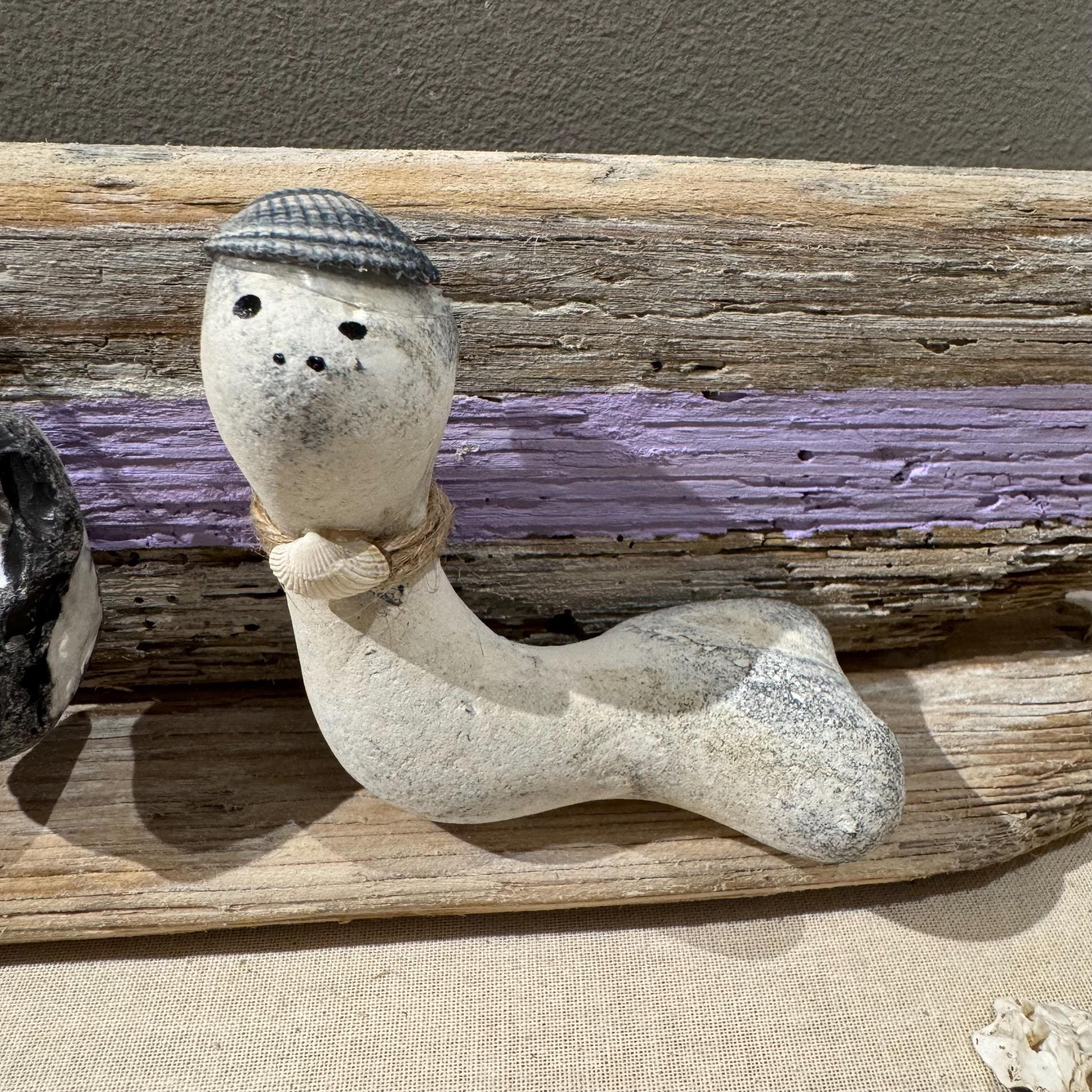 Handgefertigte Treibholz-Deko 39 cm – Maritime Tischdekoration mit Hühnergott, Feuerstein u. Muscheln – Driftwood Coastal Art