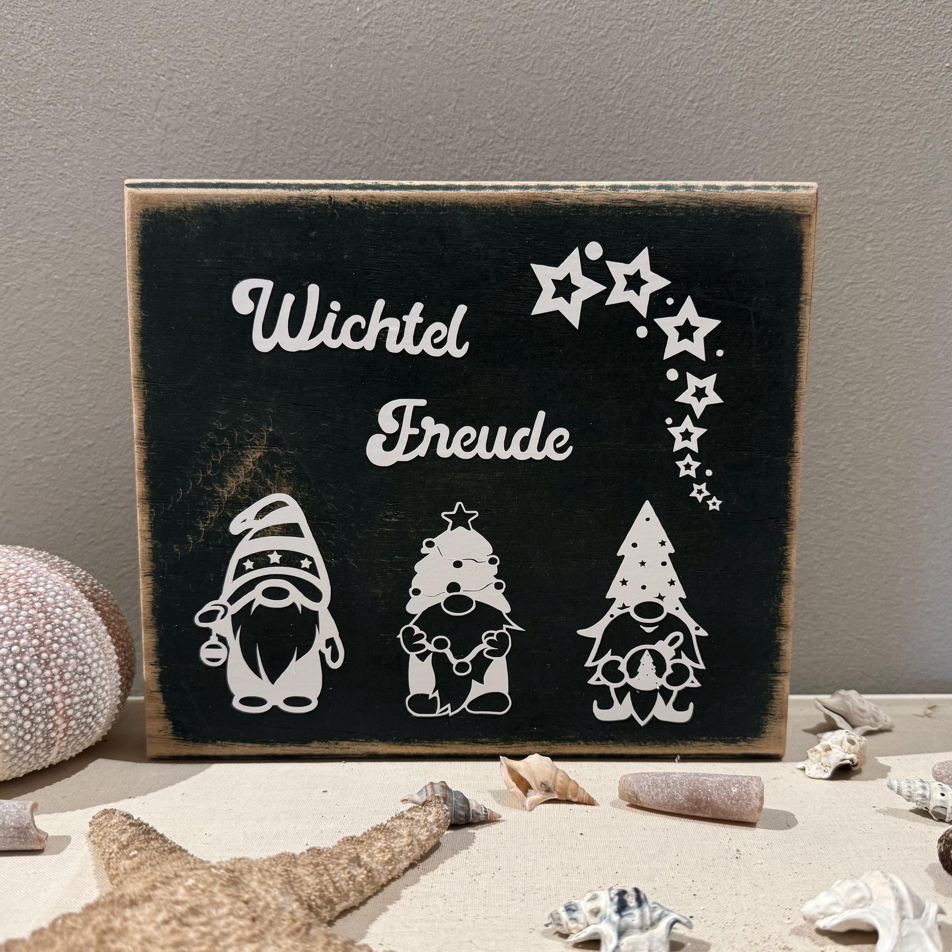 Deko Weihnachtswichtel auf massiven Eichenholz 13 x 18 x3cm - Fensterbank Deko Weihnachten - skandinavische Weihnachtsdeko - Handmade – Handmade aus Eichenholz massiv, Vinyl von Treibholzzauber79