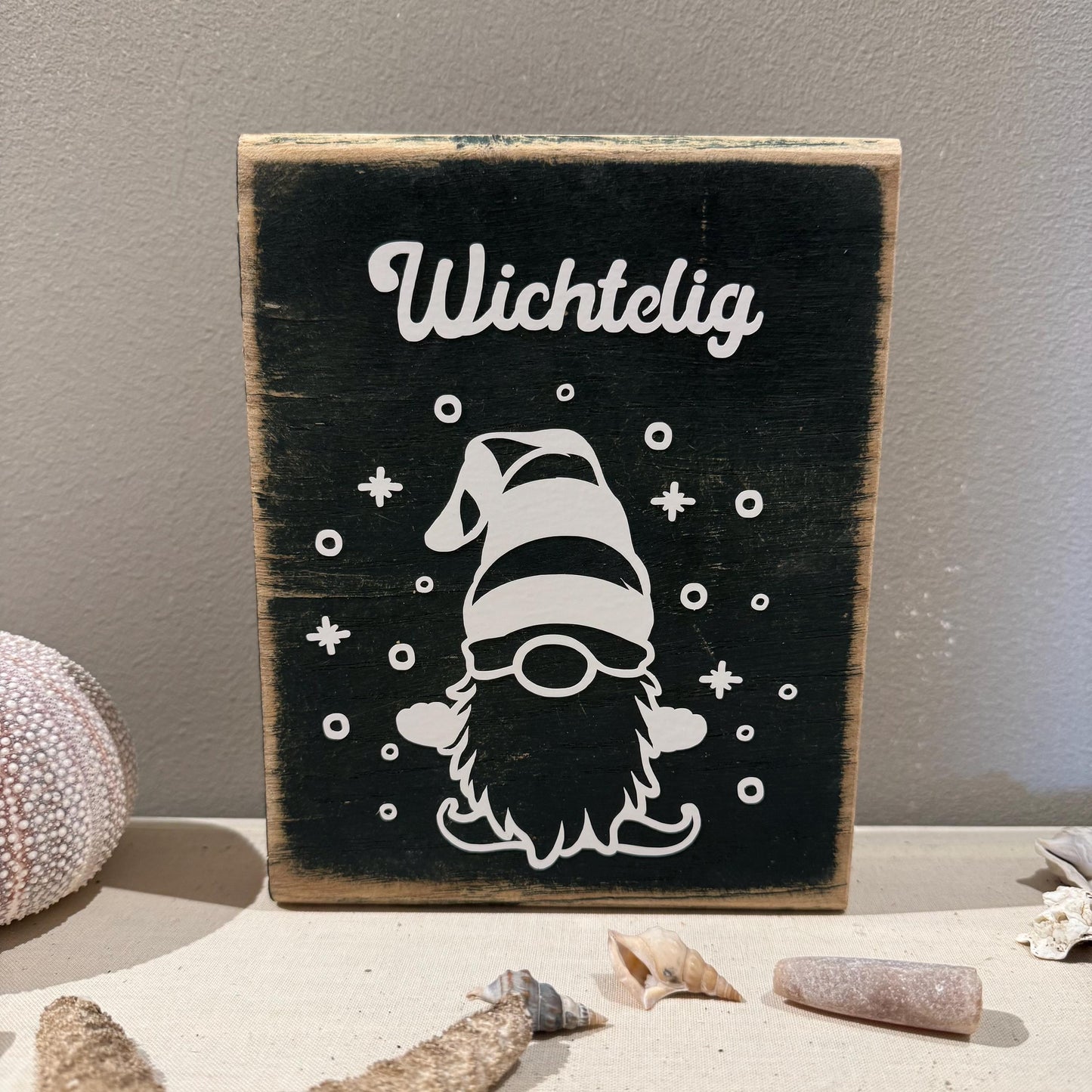 Deko Weihnachtswichtel auf massiven Eichenholz 13 x 18 x3cm - Fensterbank Deko Weihnachten - skandinavische Weihnachtsdeko - Handmade – Handmade aus Eichenholz massiv, Vinyl von Treibholzzauber79