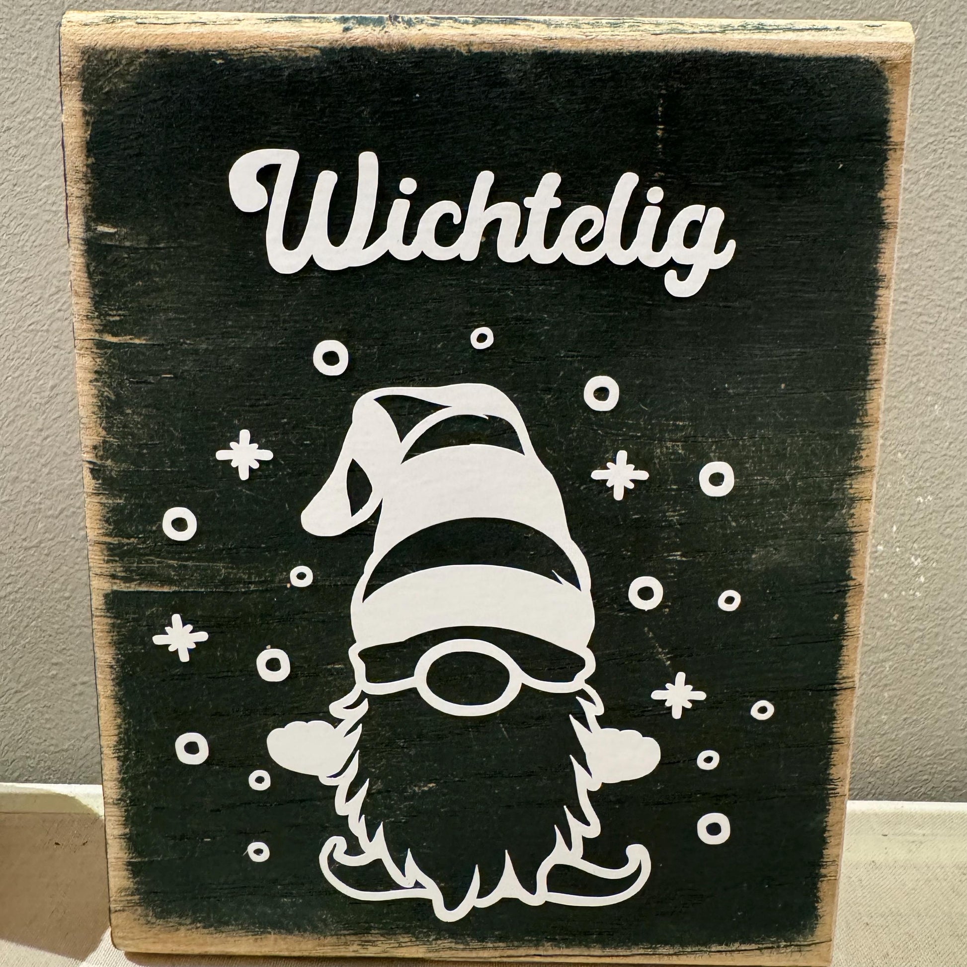 Deko Weihnachtswichtel auf massiven Eichenholz 13 x 18 x3cm - Fensterbank Deko Weihnachten - skandinavische Weihnachtsdeko - Handmade – Handmade aus Eichenholz massiv, Vinyl von Treibholzzauber79