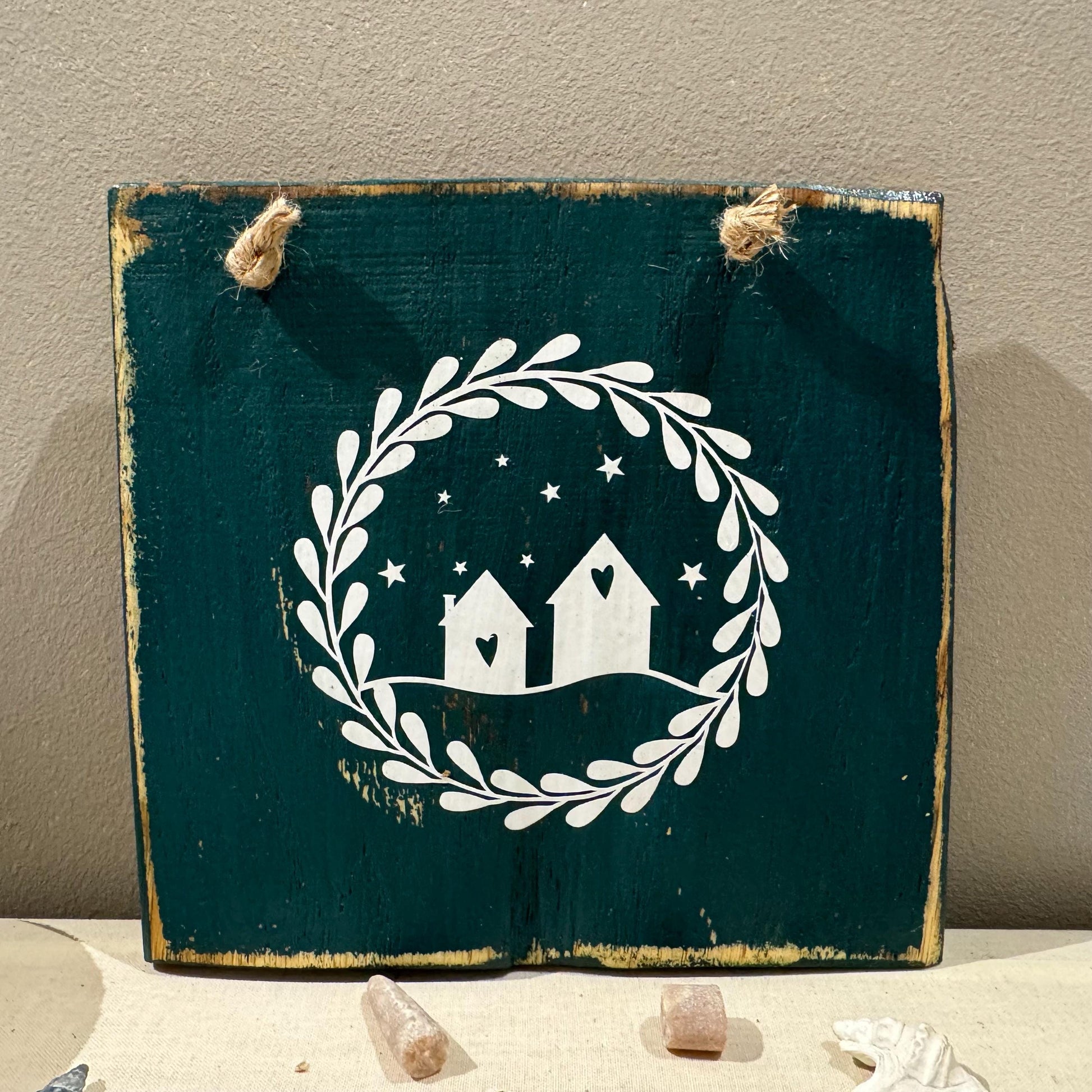 Holz Dekoschild Weihnachten 20 x 18 cm zum aufhängen - Türschild Weihnachten Handmade - skandinavische Weihnachtsdeko, Weihnachtsdeko Holz – Handmade aus Eichenholz massiv, Vinyl von Treibholzzauber79