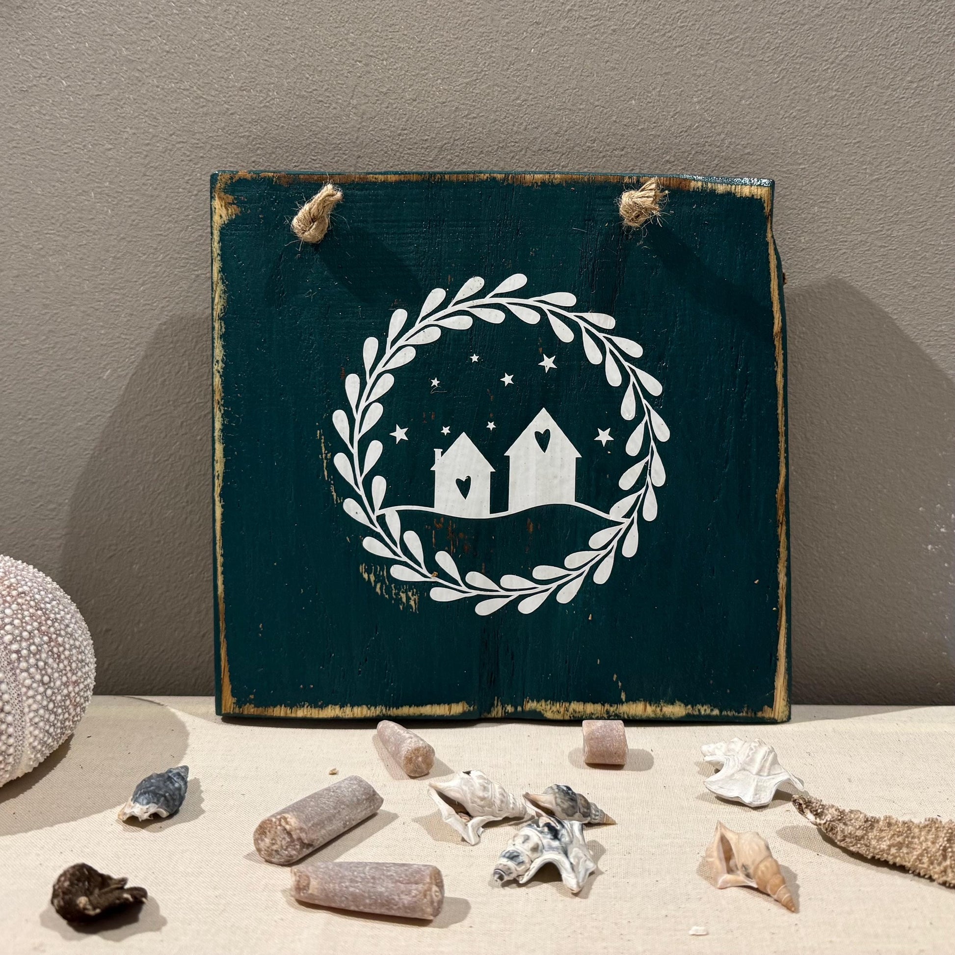 Holz Dekoschild Weihnachten 20 x 18 cm zum aufhängen - Türschild Weihnachten Handmade - skandinavische Weihnachtsdeko, Weihnachtsdeko Holz – Handmade aus Eichenholz massiv, Vinyl von Treibholzzauber79