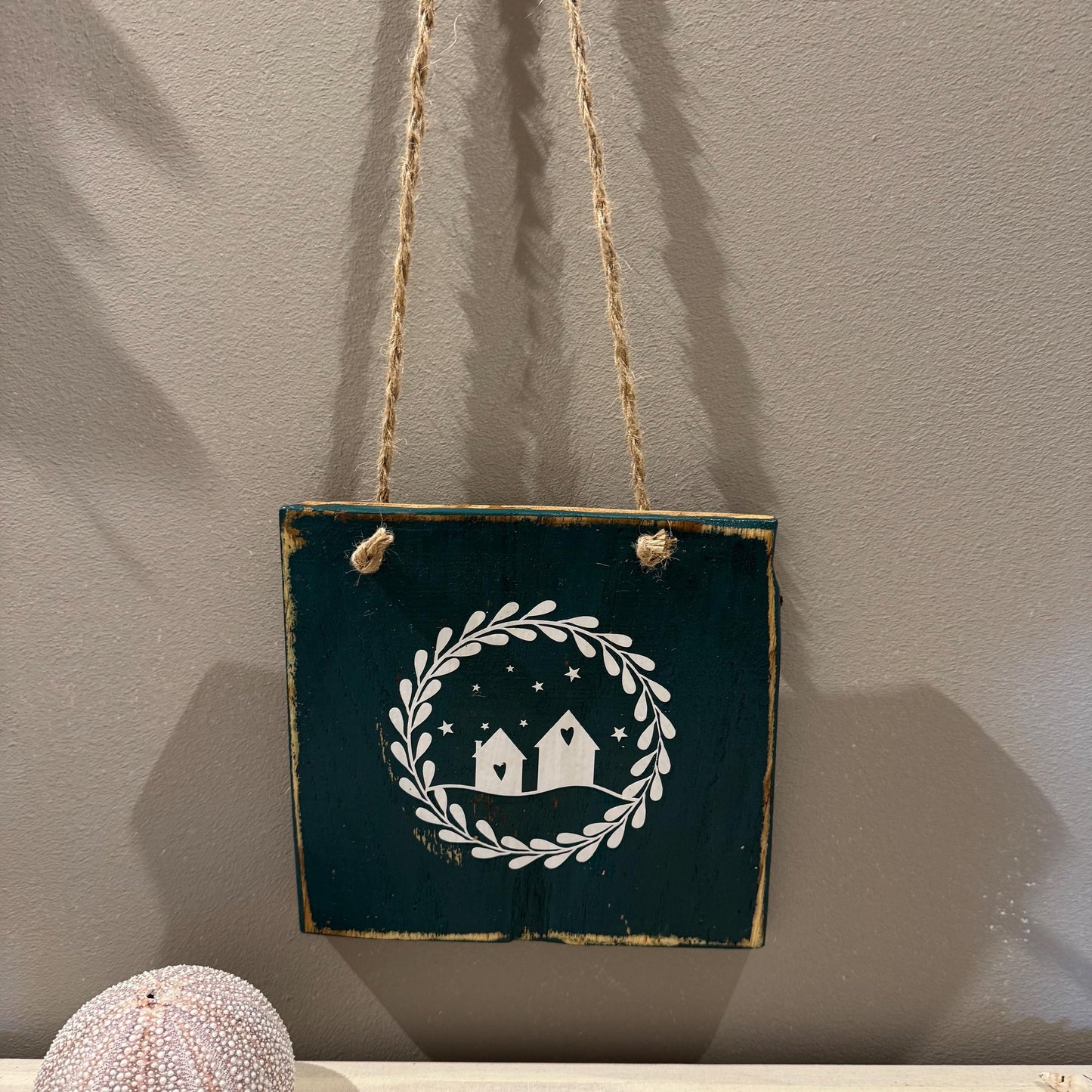 Holz Dekoschild Weihnachten 20 x 18 cm zum aufhängen - Türschild Weihnachten Handmade - skandinavische Weihnachtsdeko, Weihnachtsdeko Holz – Handmade aus Eichenholz massiv, Vinyl von Treibholzzauber79