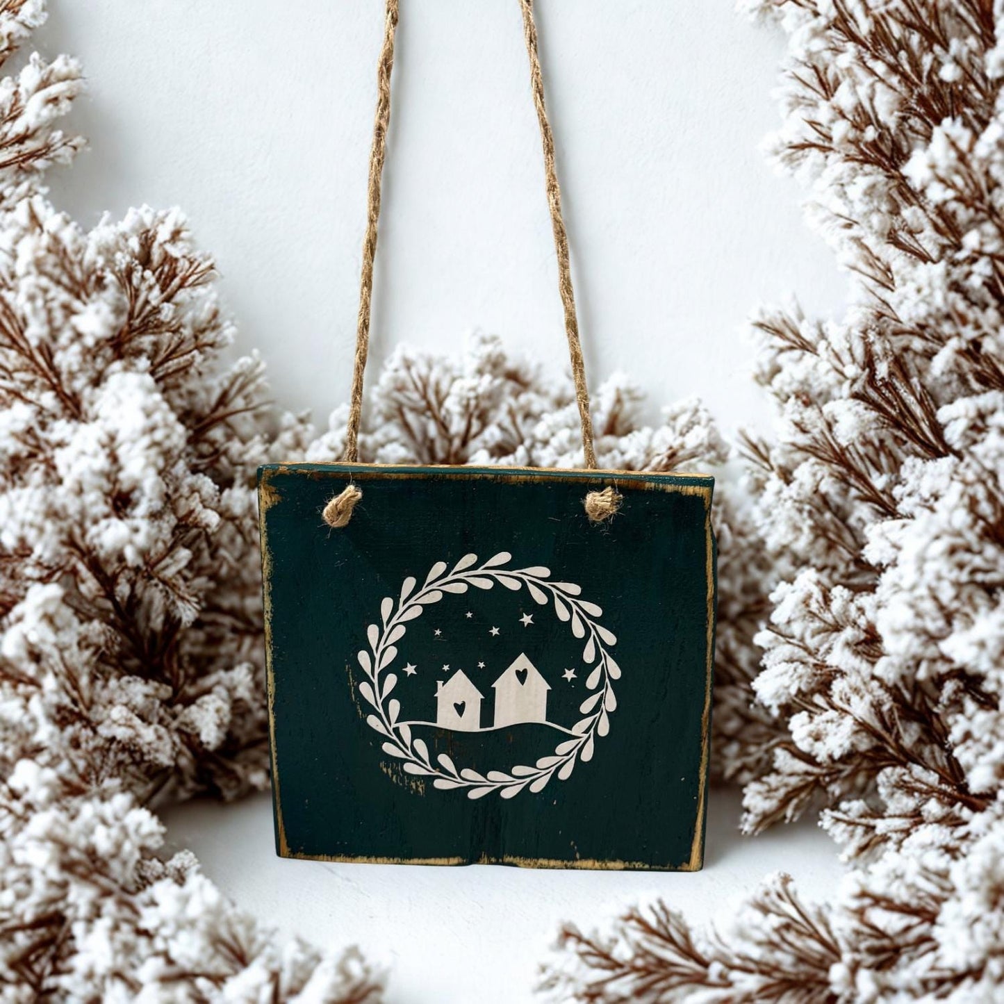 Holz Dekoschild Weihnachten 26 x 18,5 cm zum aufhängen - Türschild Weihnachten Handmade - skandinavische Weihnachtsdeko, Weihnachtsdeko Holz – Handmade aus Eichenholz massiv, Vinyl von Treibholzzauber79
