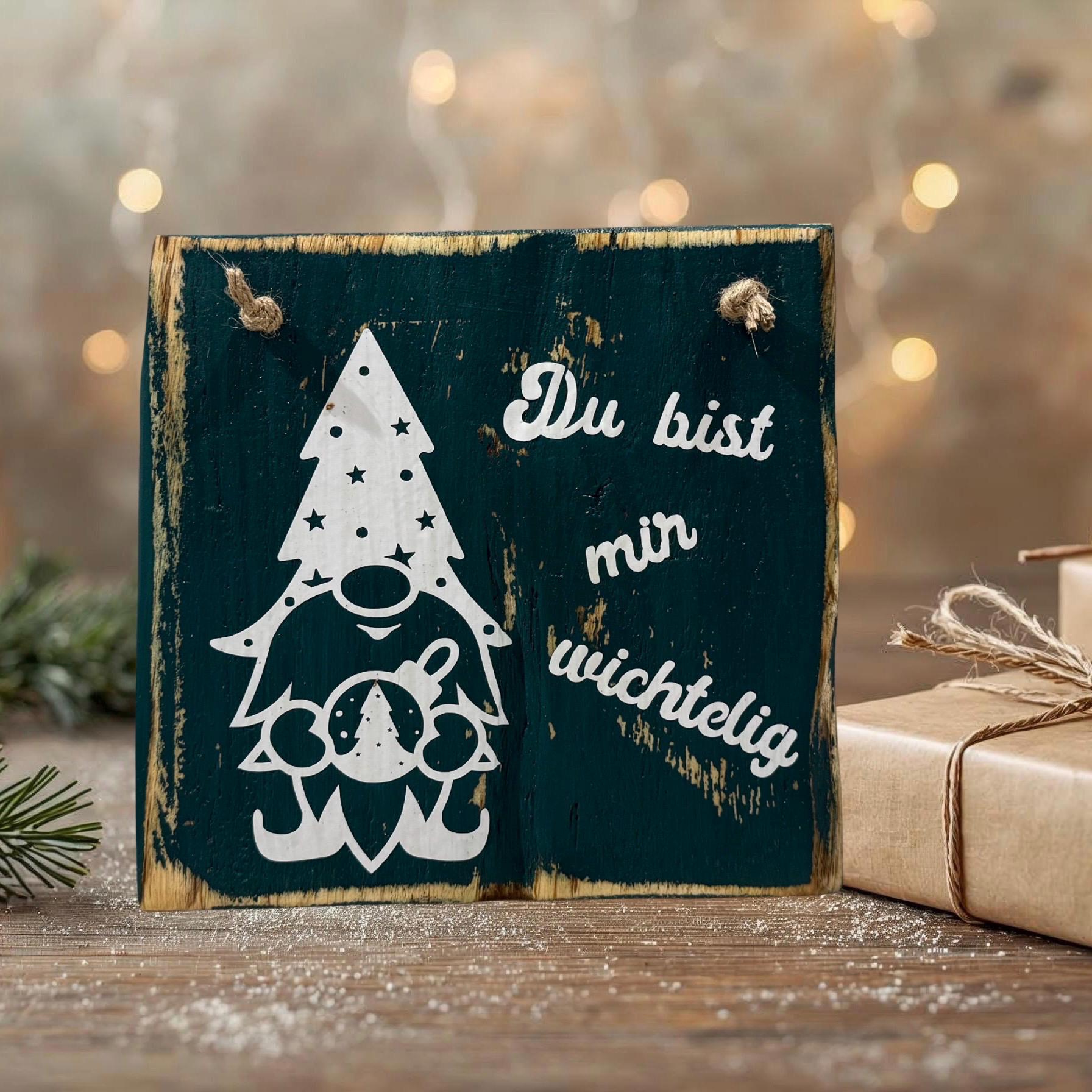 Handgefertigtes Dekoschild zu Weihnachten mit Wichtelmotiv und dem Schriftzug „Du bist mir wichtelig“, dekoriert mit zwei Juteseilen zum Aufhängen