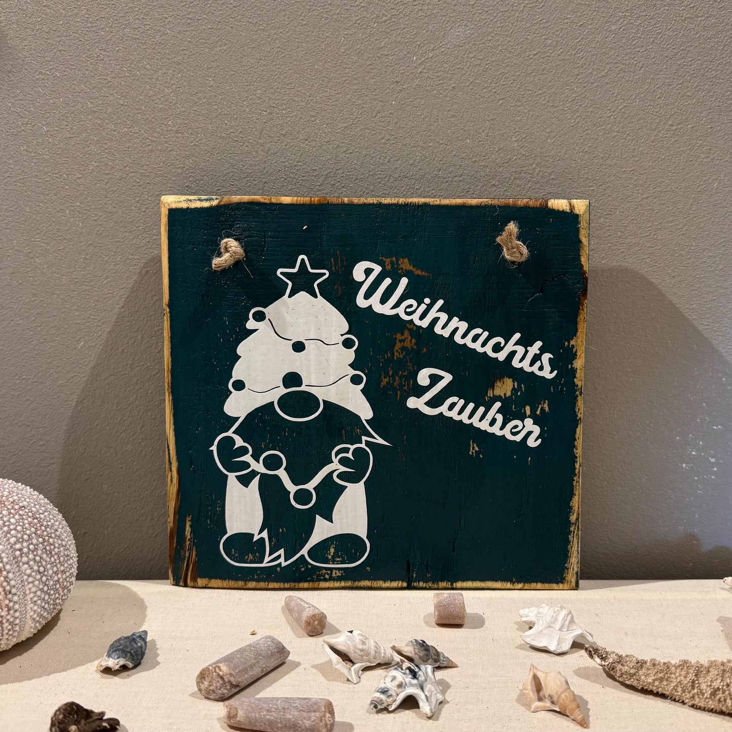Holz Dekoschild Weihnachten 20 x 18,5 cm zum aufhängen - Türschild Weihnachten Handmade - skandinavische Weihnachtsdeko, Weihnachtsdeko Holz – Handmade aus Eichenholz massiv, Vinyl von Treibholzzauber79