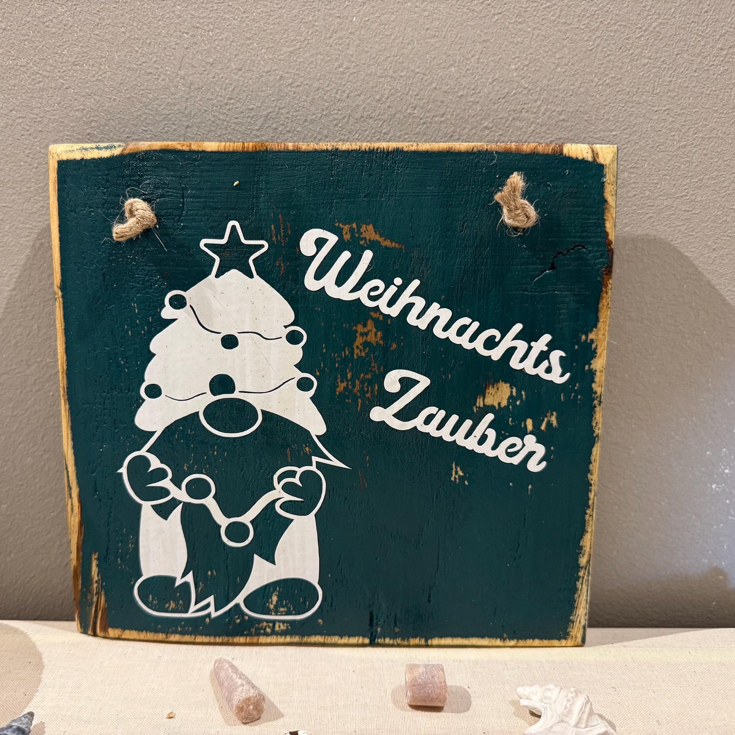 Holz Dekoschild Weihnachten 20 x 18,5 cm zum aufhängen - Türschild Weihnachten Handmade - skandinavische Weihnachtsdeko, Weihnachtsdeko Holz – Handmade aus Eichenholz massiv, Vinyl von Treibholzzauber79