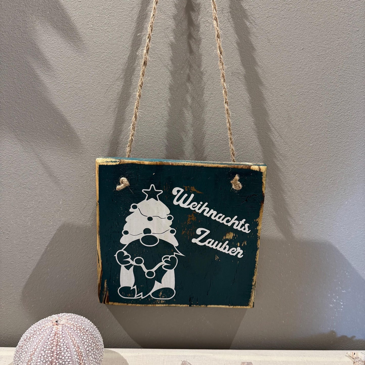 Holz Dekoschild Weihnachten 20 x 18,5 cm zum aufhängen - Türschild Weihnachten Handmade - skandinavische Weihnachtsdeko, Weihnachtsdeko Holz – Handmade aus Eichenholz massiv, Vinyl von Treibholzzauber79