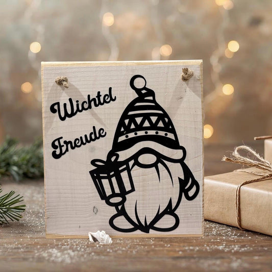 Handgefertigte skandinavische Weihnachtsdeko zum aufhängen. Ein Holzschild mit den Worten "Wichtel Freude"