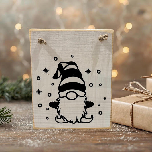 Holz Dekoschild Weihnachten aufhängen. Ein Holzschild mit einer schwarz-weißen Zwergenzeichnung von Treibholzzauber79