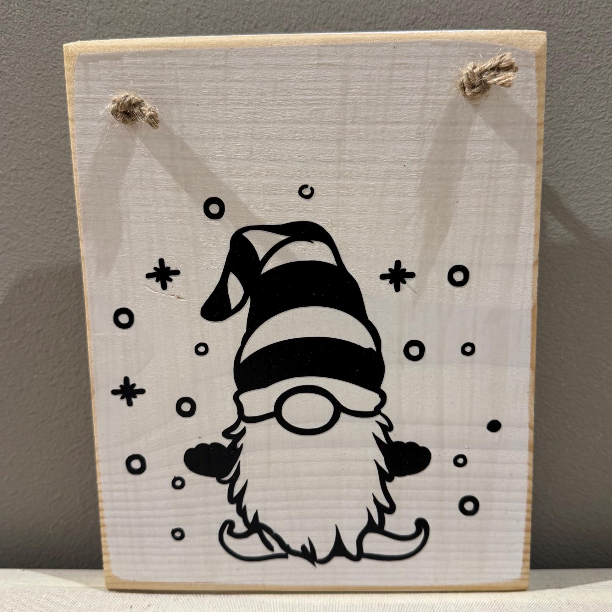 Holz Dekoschild Weihnachten aufhängen. Ein Holzschild mit einer schwarz-weißen Zwergenzeichnung von Treibholzzauber79