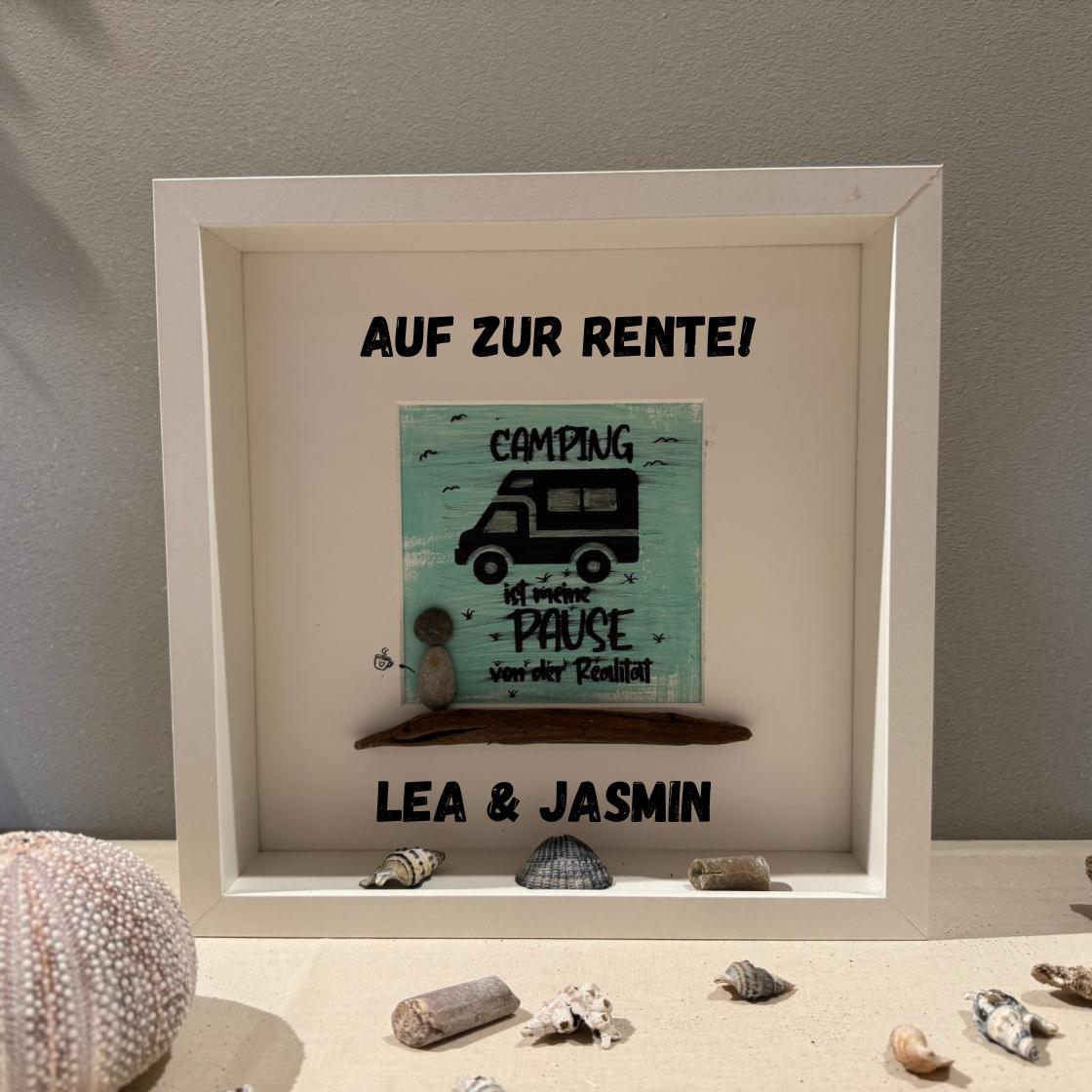 Ein gerahmtes Kunstwerk mit dem Text "AUF ZUR RENTE!" und "CAMPING". Das Kunstwerk zeigt einen türkisfarbenen Hintergrund