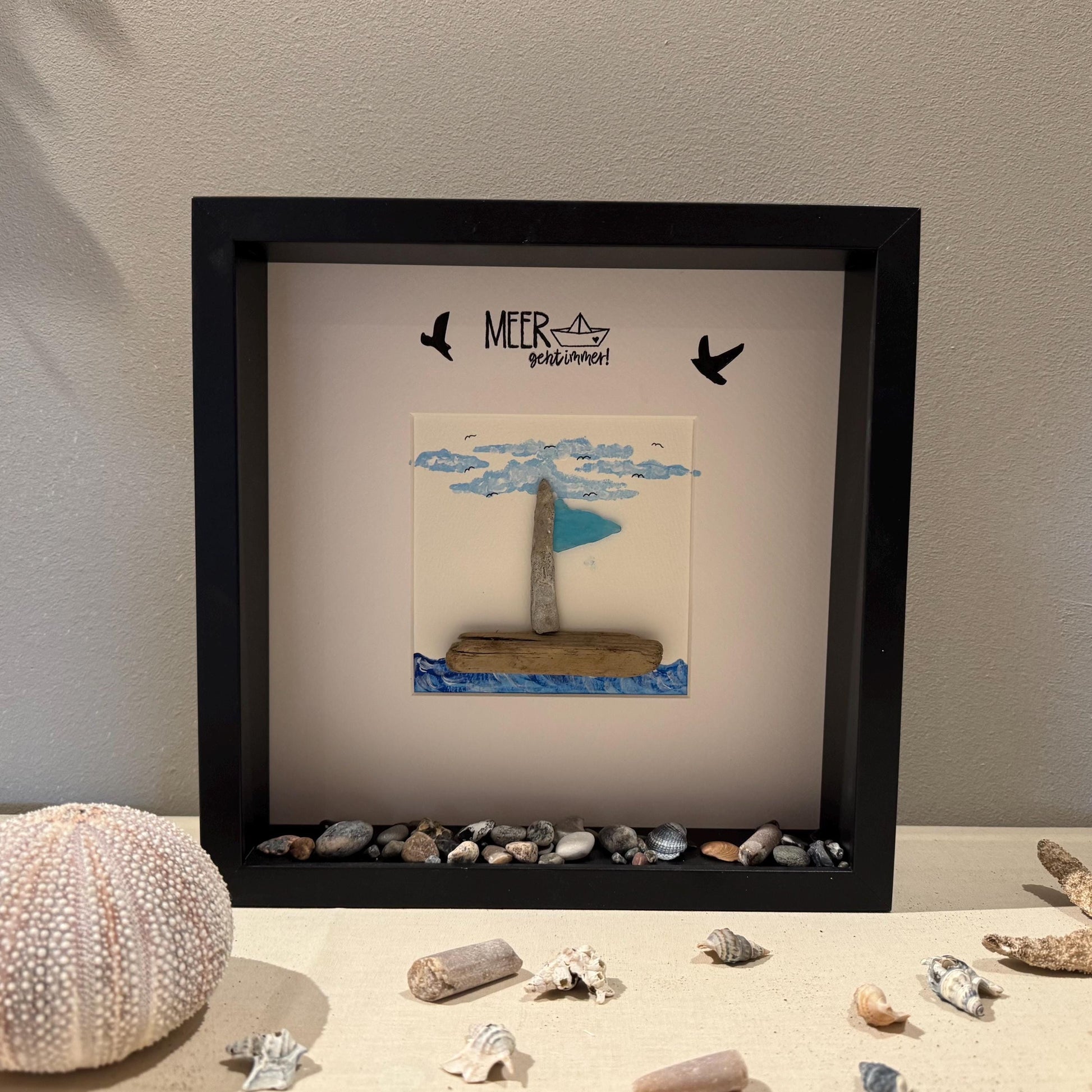 Personalisierter Bilderrahmen Meer geht immer 27cm Eiche. Strandfunde von der dänischen Küste. Steinbild Segelboot -Handmade Geschenke – Handmade aus Holz, Strandfunde, Bilderrahmen, 3d Rahmen, Ostsee Steine, Acryl, Treibholz Nordsee, Plexiglas von Treibholzzauber79