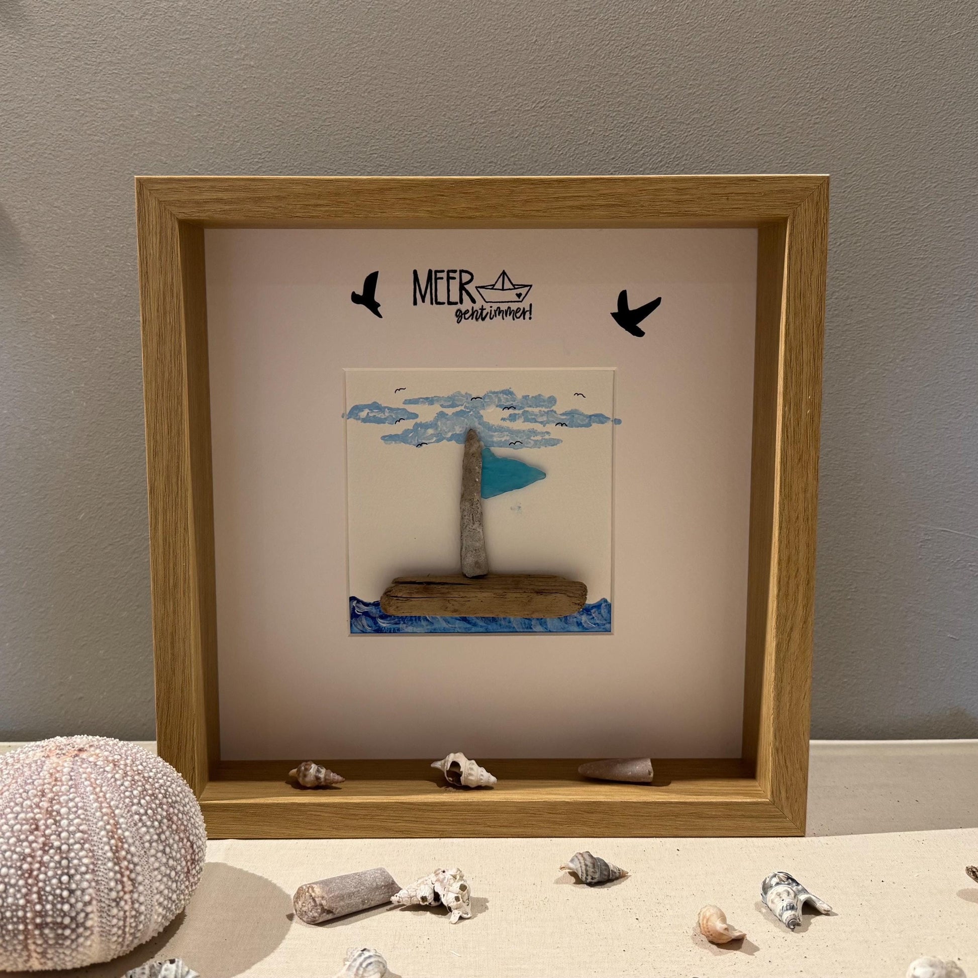 Personalisierter Bilderrahmen Meer geht immer 27cm Eiche. Strandfunde von der dänischen Küste. Steinbild Segelboot -Handmade Geschenke – Handmade aus Holz, Strandfunde, Bilderrahmen, 3d Rahmen, Ostsee Steine, Acryl, Treibholz Nordsee, Plexiglas von Treibholzzauber79