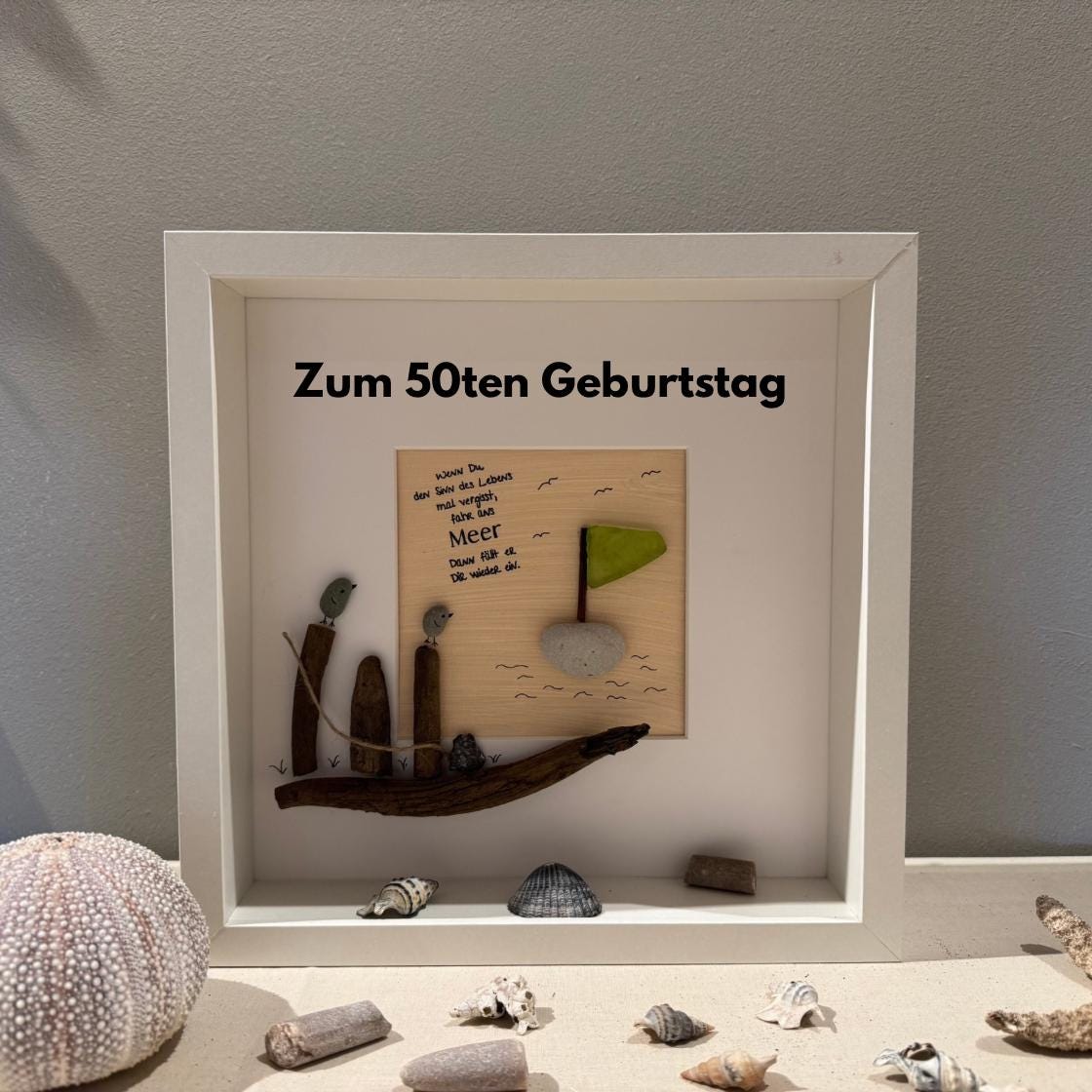 Maritimer personalisierter Bilderrahmen 27cm schwarz. Mit Strandgut der dänischen Küste eine maritime Deko Steinbild Meer Handmade Geschenke – Handmade aus Treibholz Nordsee, Ostsee Steine, Meerglas, Acryl von Treibholzzauber79