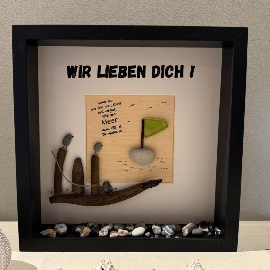Maritimer personalisierter Bilderrahmen 27cm schwarz. Mit Strandgut der dänischen Küste eine maritime Deko Steinbild Meer Handmade Geschenke – Handmade aus Treibholz Nordsee, Ostsee Steine, Meerglas, Acryl von Treibholzzauber79