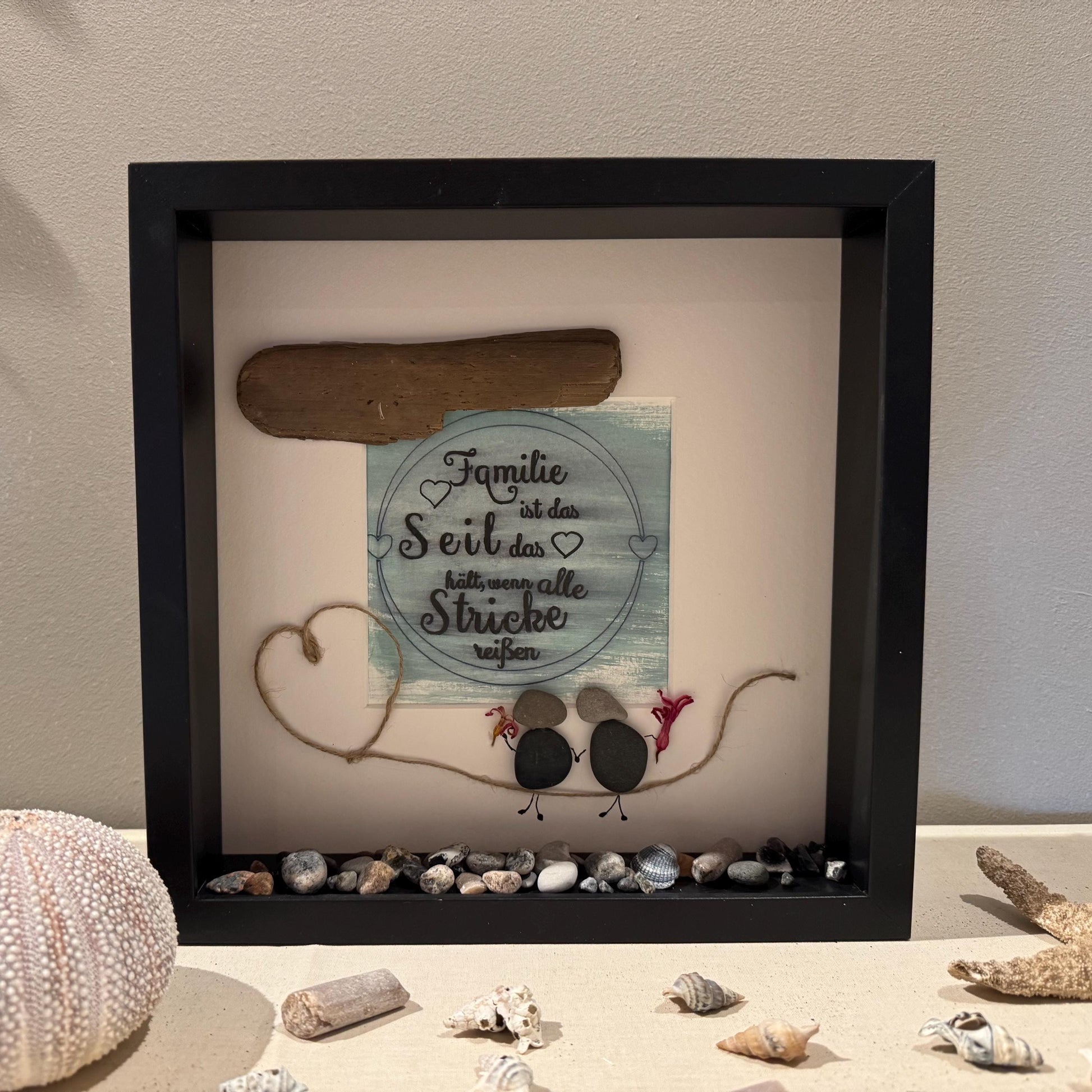 Personalisierter Bilderrahmen 27cm weiß, handgemalte Bilder mit Steinbild und Spruch Familie. Deko für Fensterbank innen, maritimes Wandbild – Handmade aus Holz, Bilderrahmen, 3d Bilderrahmen, Acryl, Band, Treibholz Nordsee, Ostsee Steine, trockenblumen von Treibholzzauber79