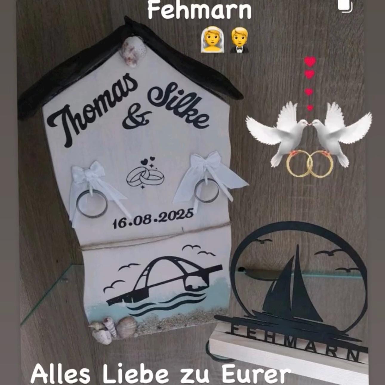 Eine weiße Holzhochzeitsdekoration mit den Namen "Thomas & Silke" und dem Datum "16.08.2025" von Treibholzzauber79