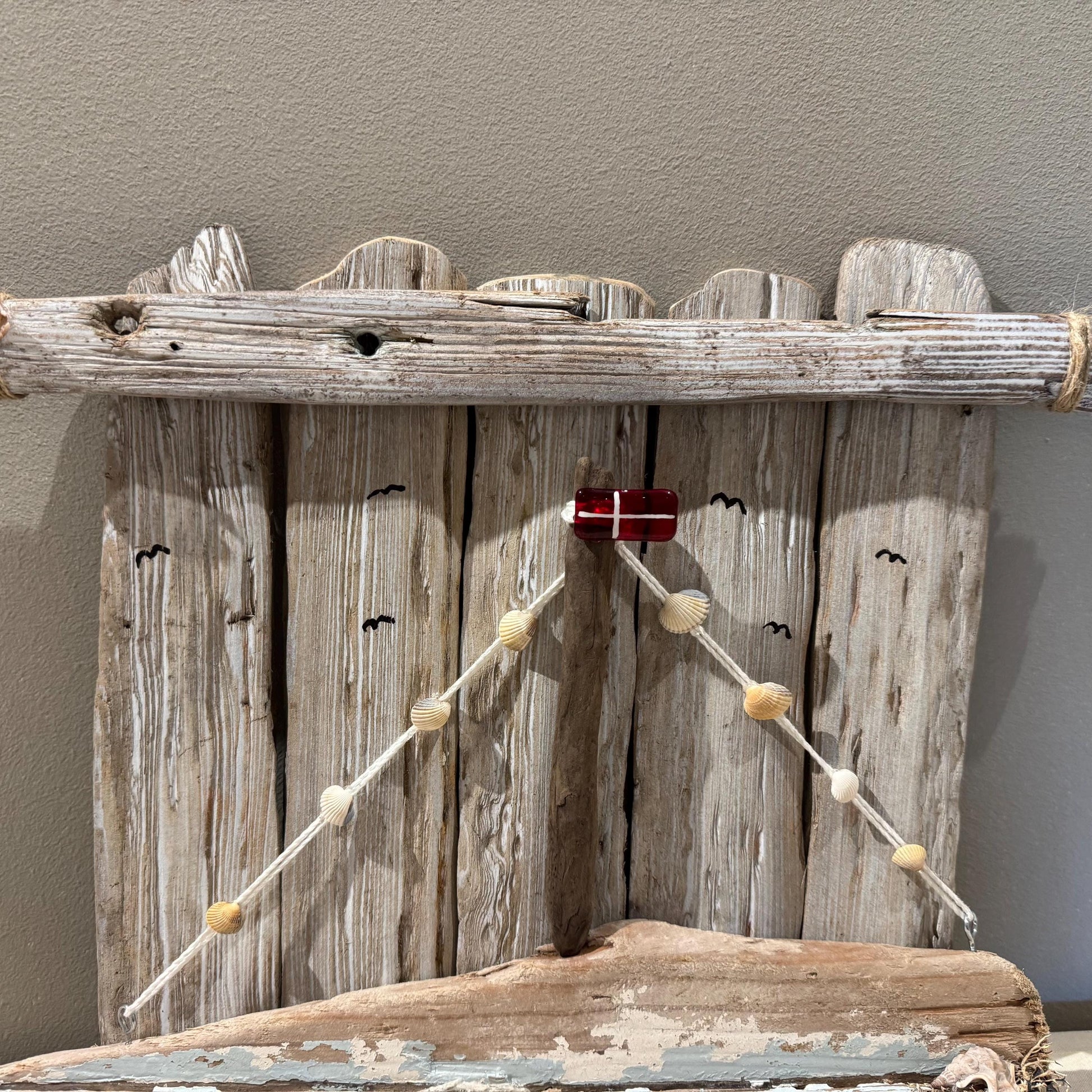 Skandinavische Wanddeko, Segelboot Treibholz 43 cm Handmade als maritime Deko. Mit Strandfunde der dänischen Küste