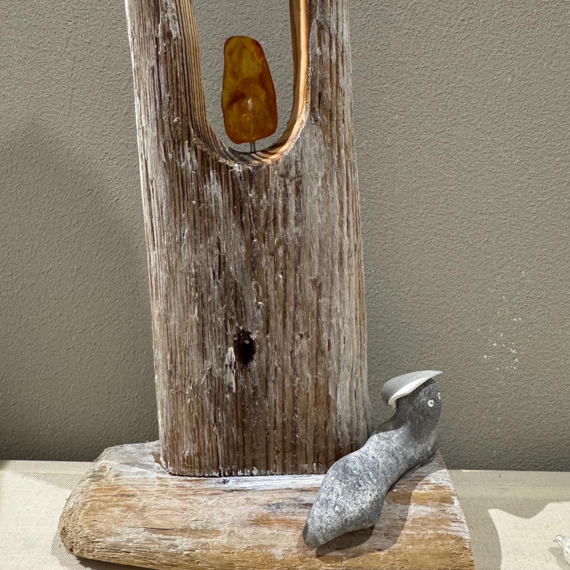 Rustikale Holzskulptur, bestehend aus einem großen, verwitterten Treibholzstück mit strukturierter Oberfläche.