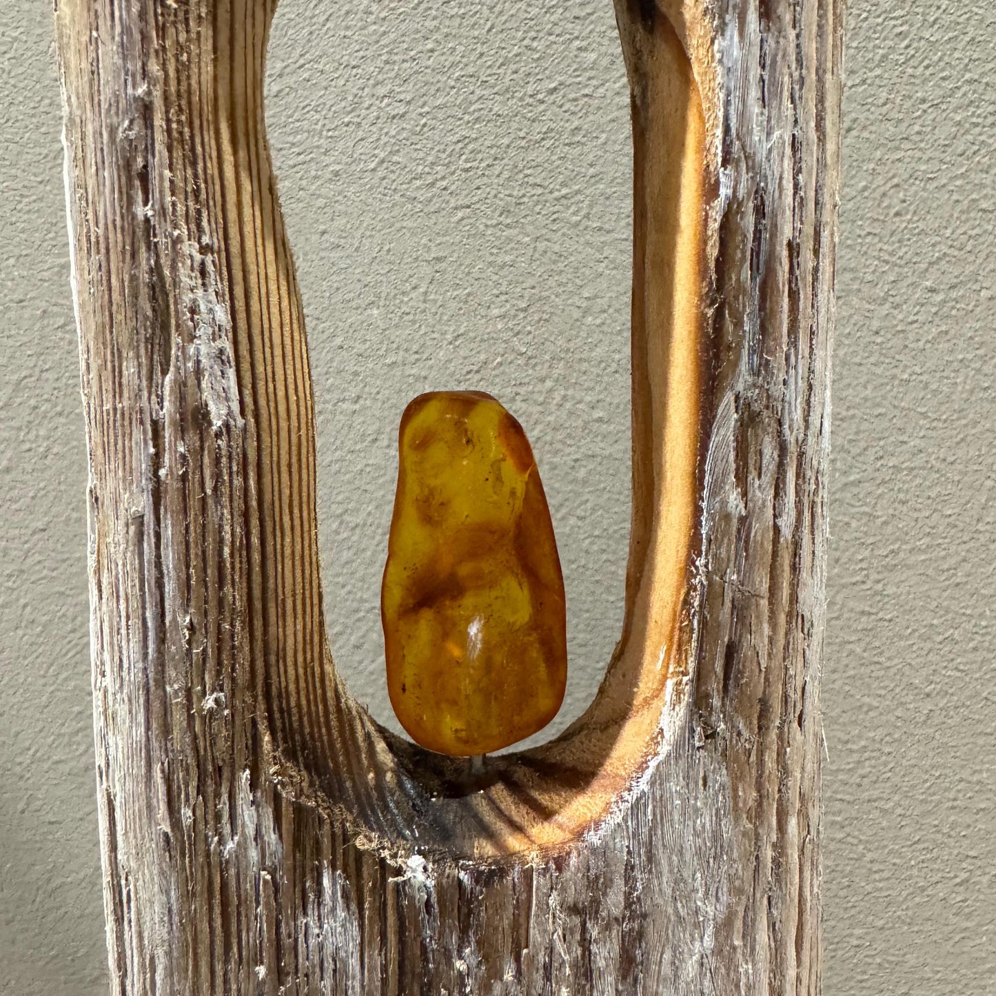 Rustikale Holzskulptur, bestehend aus einem großen, verwitterten Treibholzstück mit einem Bernstein von Treibholzzauber79
