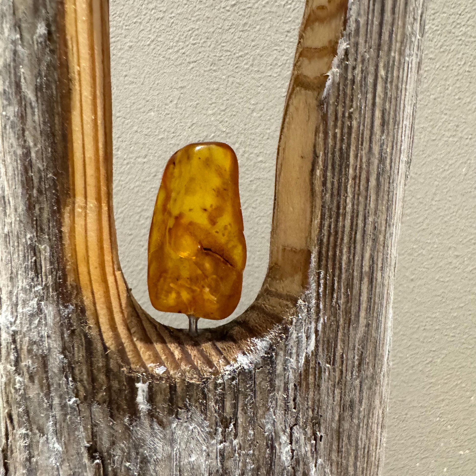 Rustikale Holzskulptur, bestehend aus einem großen, verwitterten Treibholzstück mit einem Bernstein von Treibholzzauber79