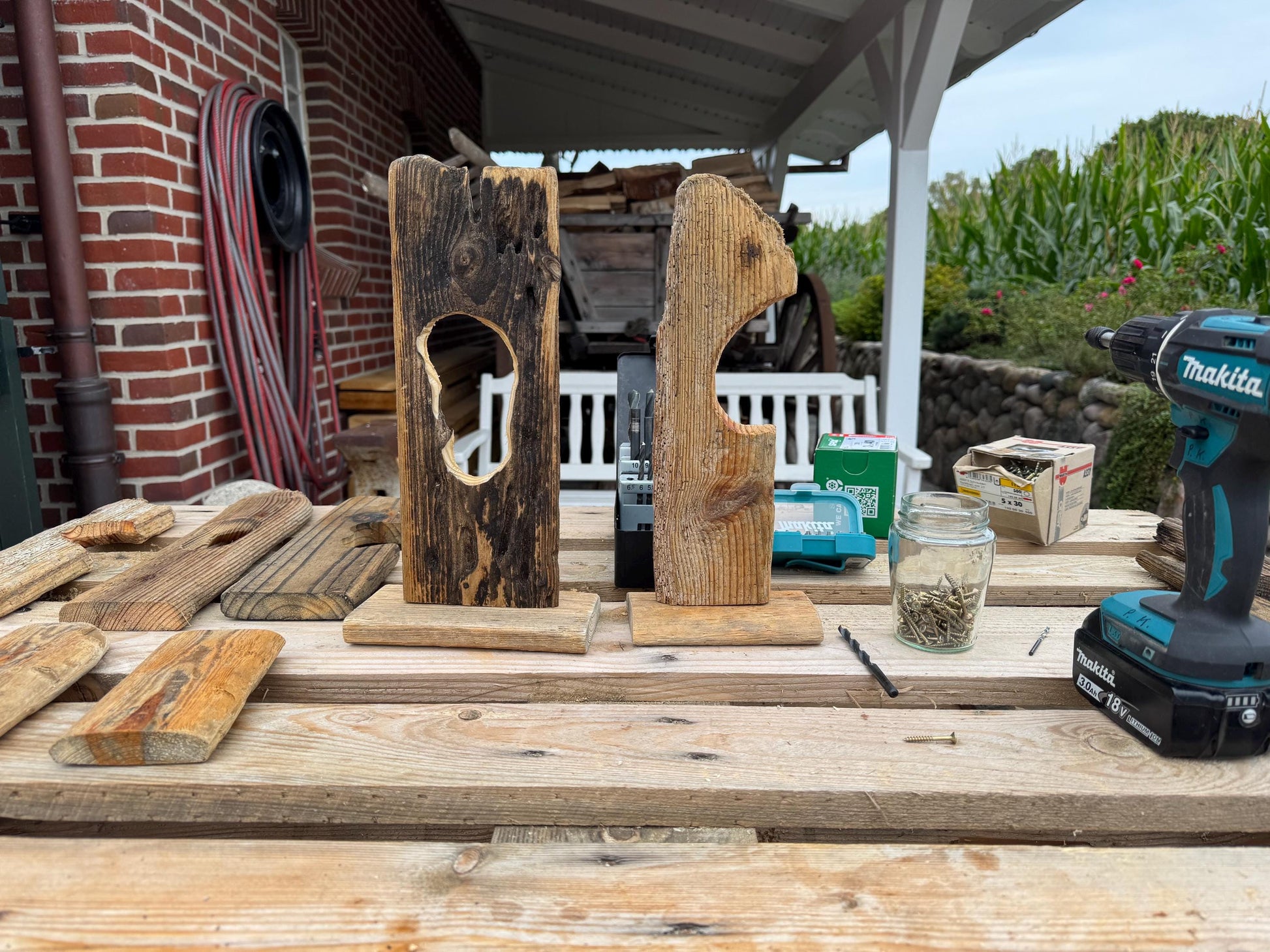 Zwei rustikale Holzskulpturen mit einzigartigen Ausschnitten, die auf kleinen Holzsockeln stehen von Treibholzzauber79
