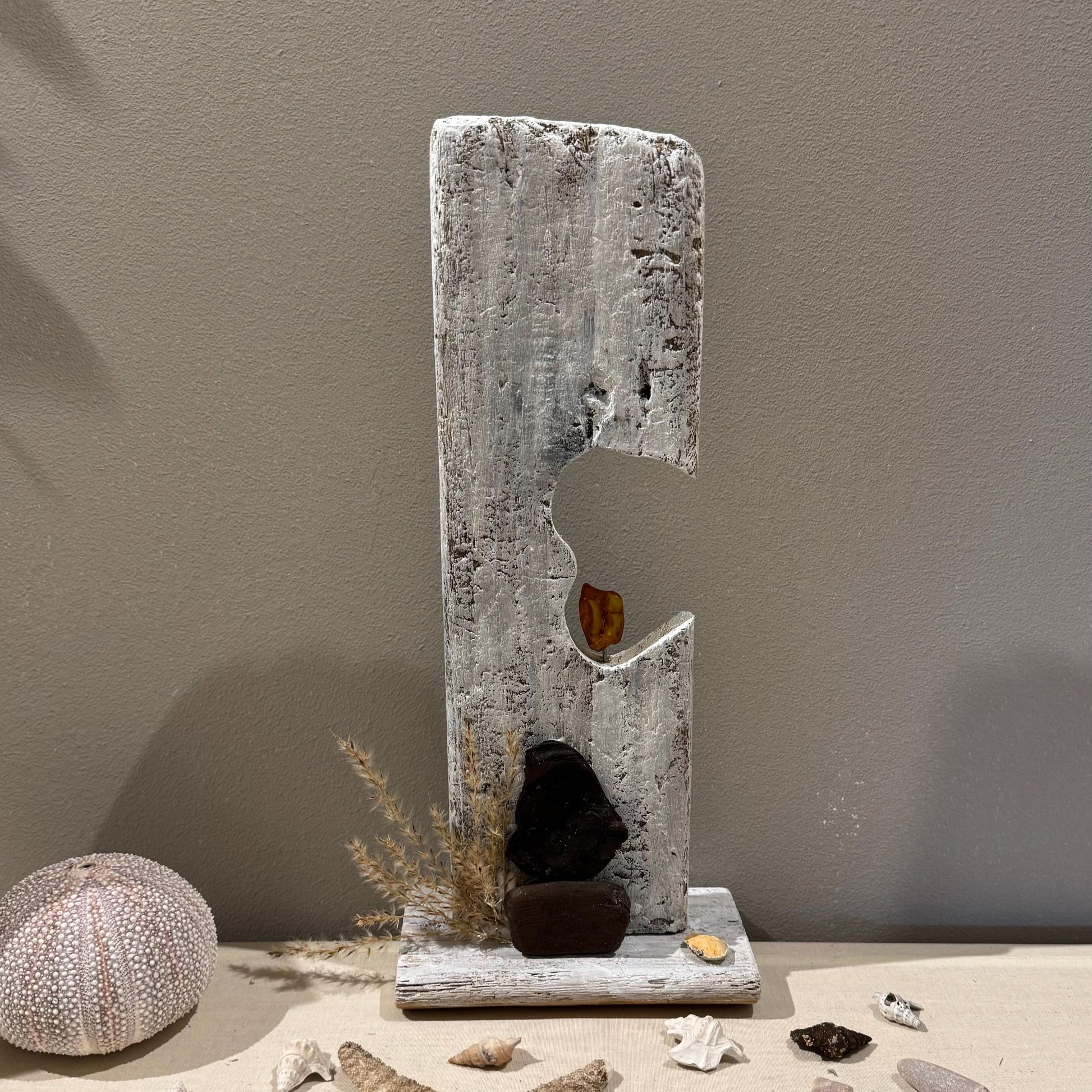 Treibholz Skulptur mit Bernstein und Strandgräsern frontal fotografiert – Unikat Küstendeko von Treibholzzauber79