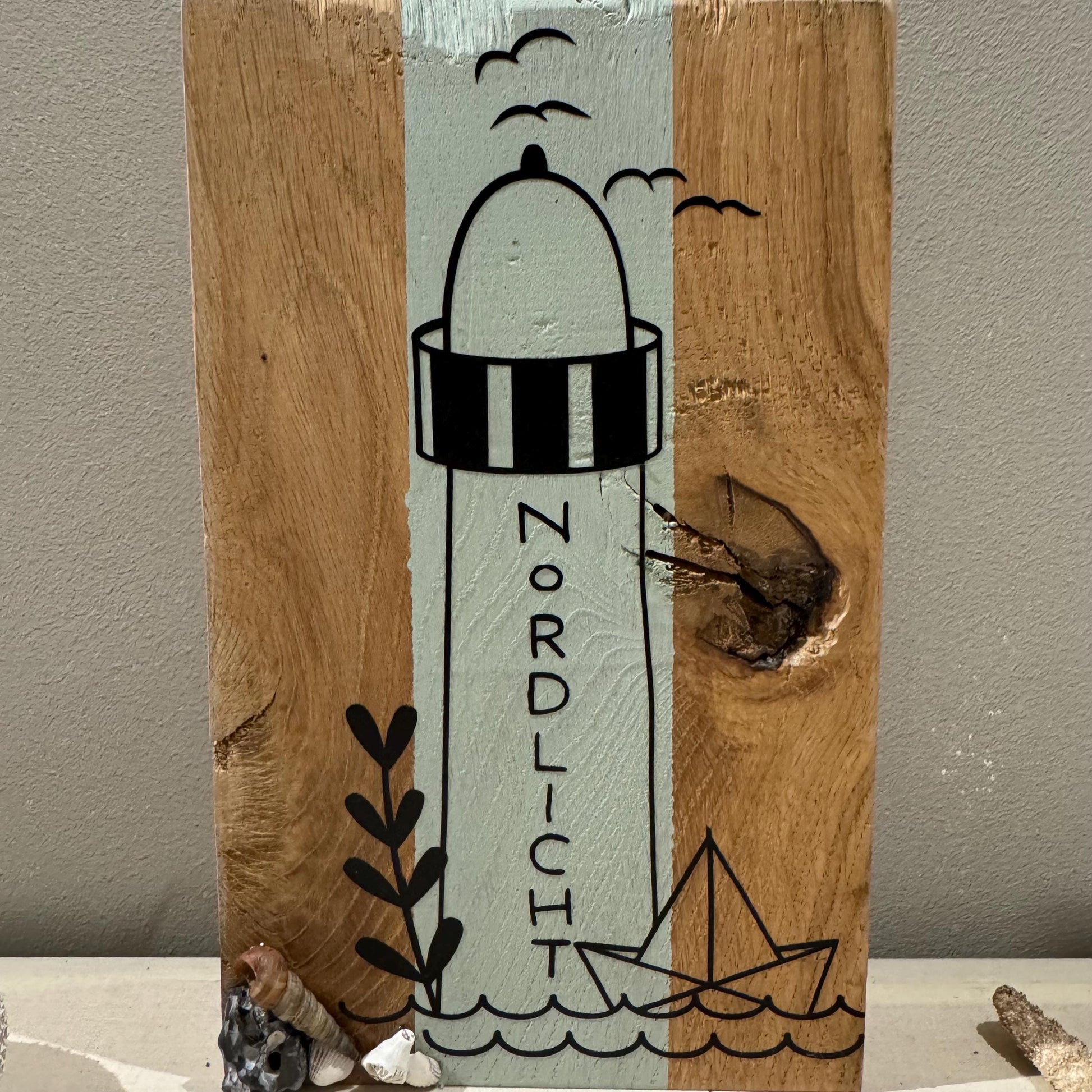 Gesamtansicht Nordlicht Leuchtturm Wanddeko auf naturbelassenem Eichenholzbrett von Treibholzzauber79