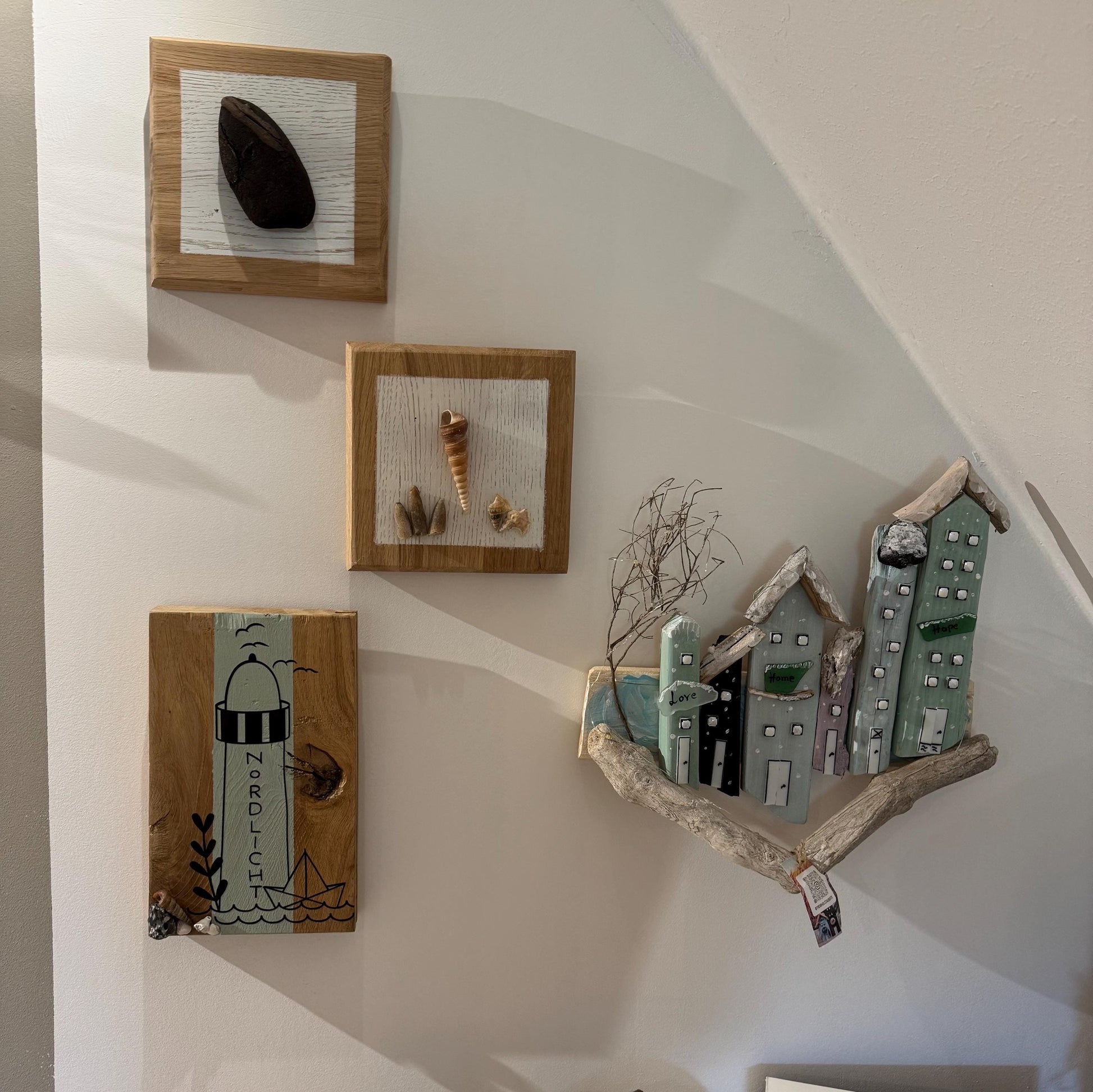 Leuchtturm Nordlicht Holzbild als maritime Wanddeko in nordischem Wohnraum arrangiert von Treibholzzauber79