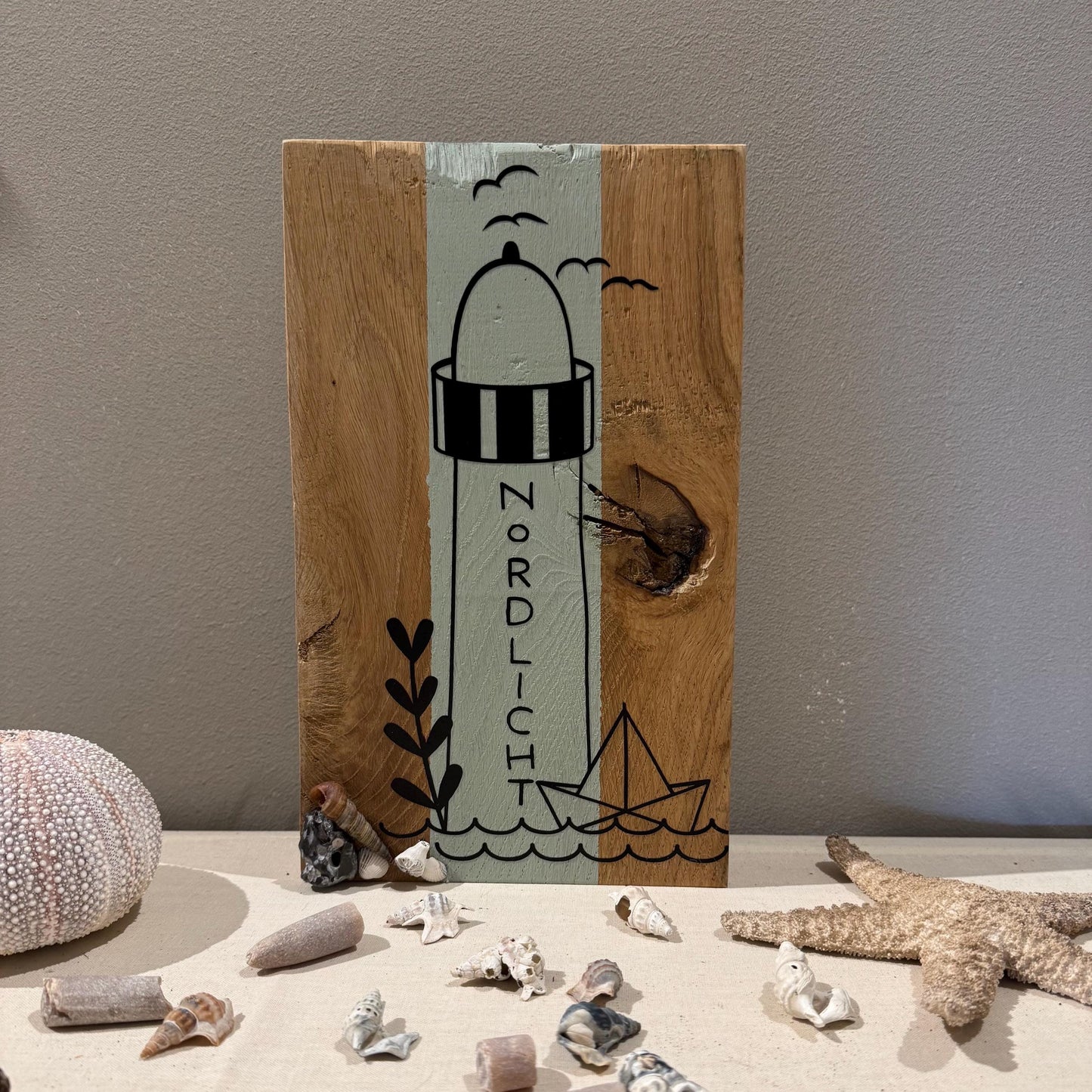 Leuchtturm Nordlicht Holzbild auf Eichenholz dekoriert mit Muscheln im Küstenstil von Treibholzzauber79