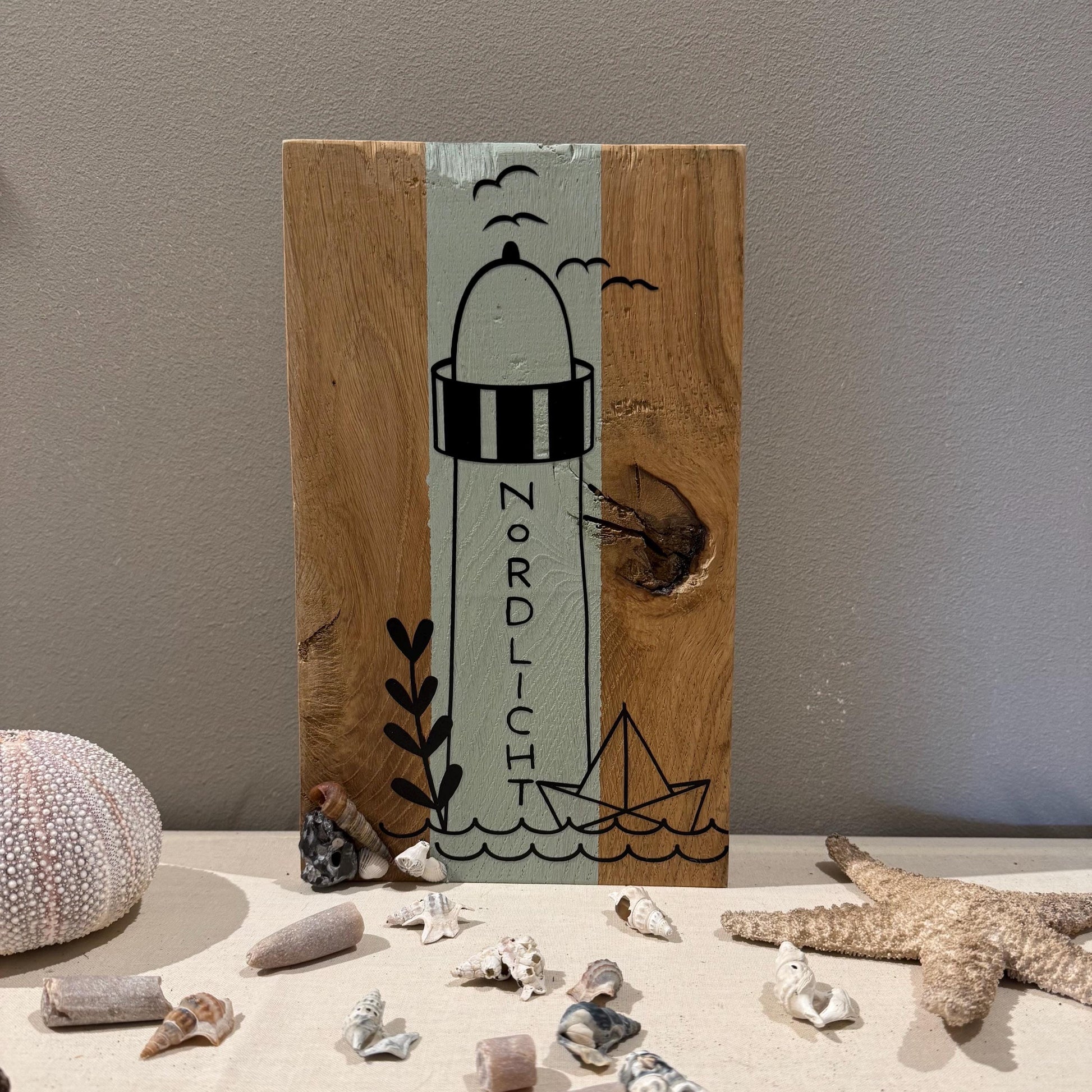 Leuchtturm Nordlicht Holzbild auf Eichenholz dekoriert mit Muscheln im Küstenstil von Treibholzzauber79