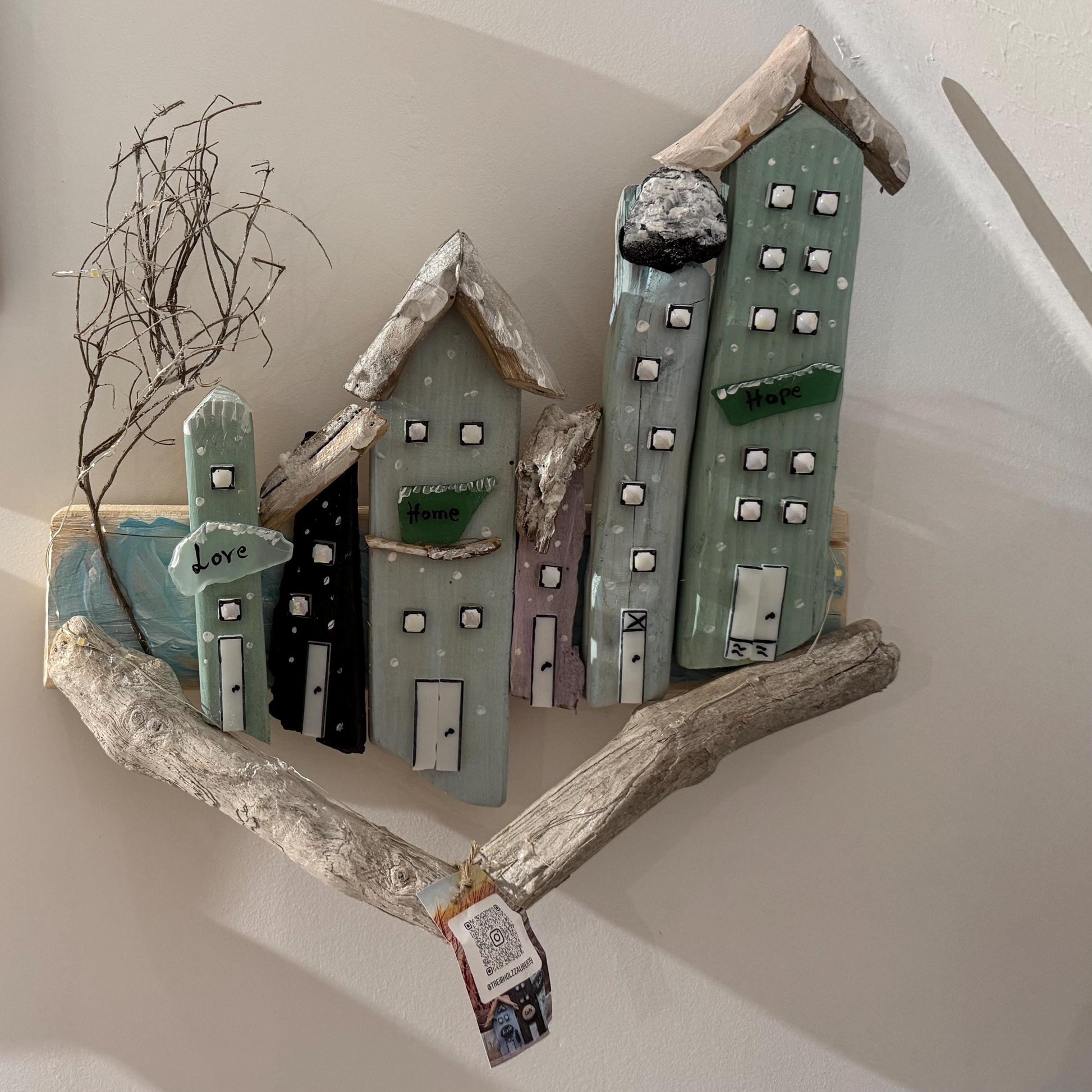 Beleuchtete Häuser Deko aus Treibholz – „Love, Home & Hope“ – Handmade Geschenke - Holzhäuschen im Winter