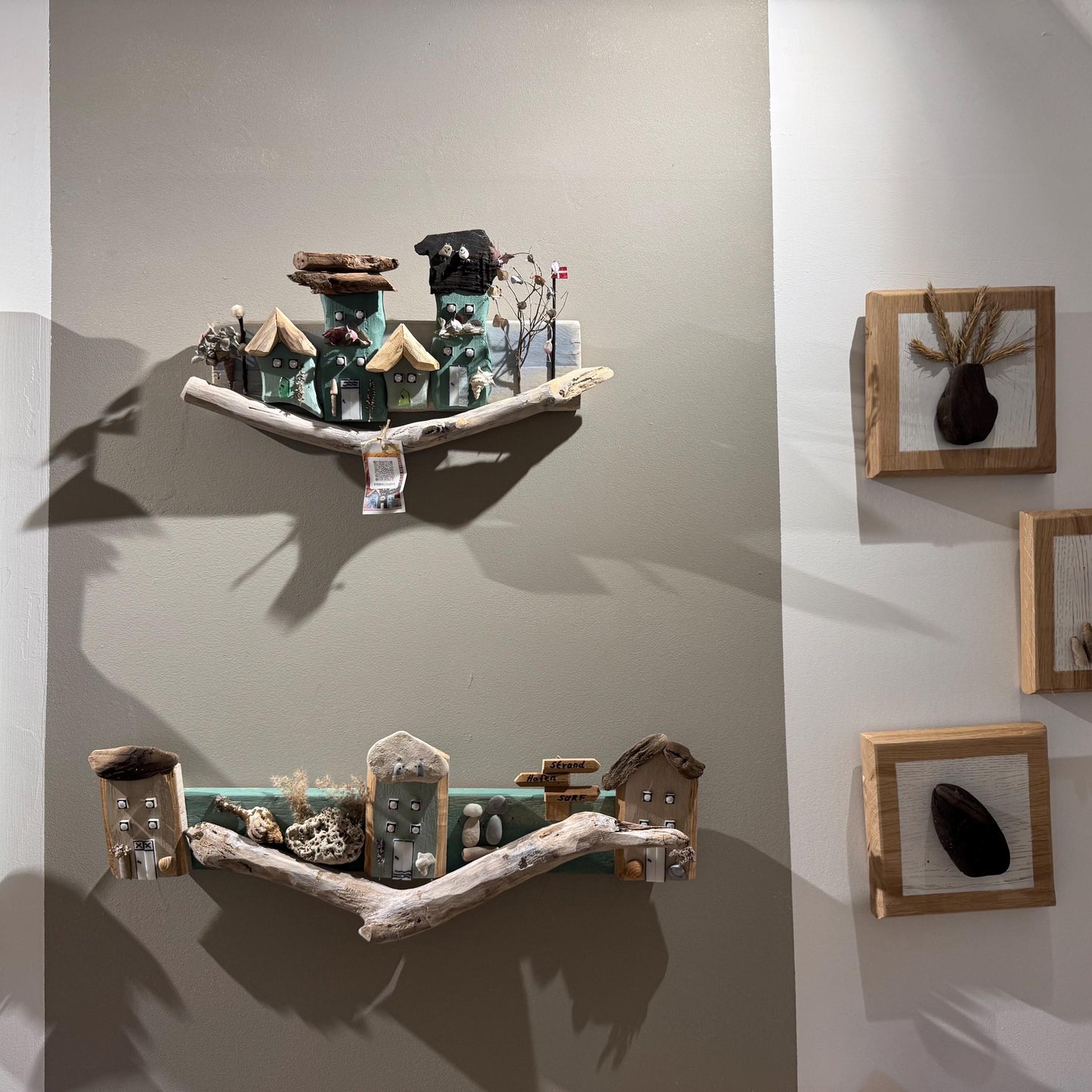 Handgefertigte Wandkunst aus Holz mit Miniaturhäusern und Treibholzregalen von Treibholzzauber79