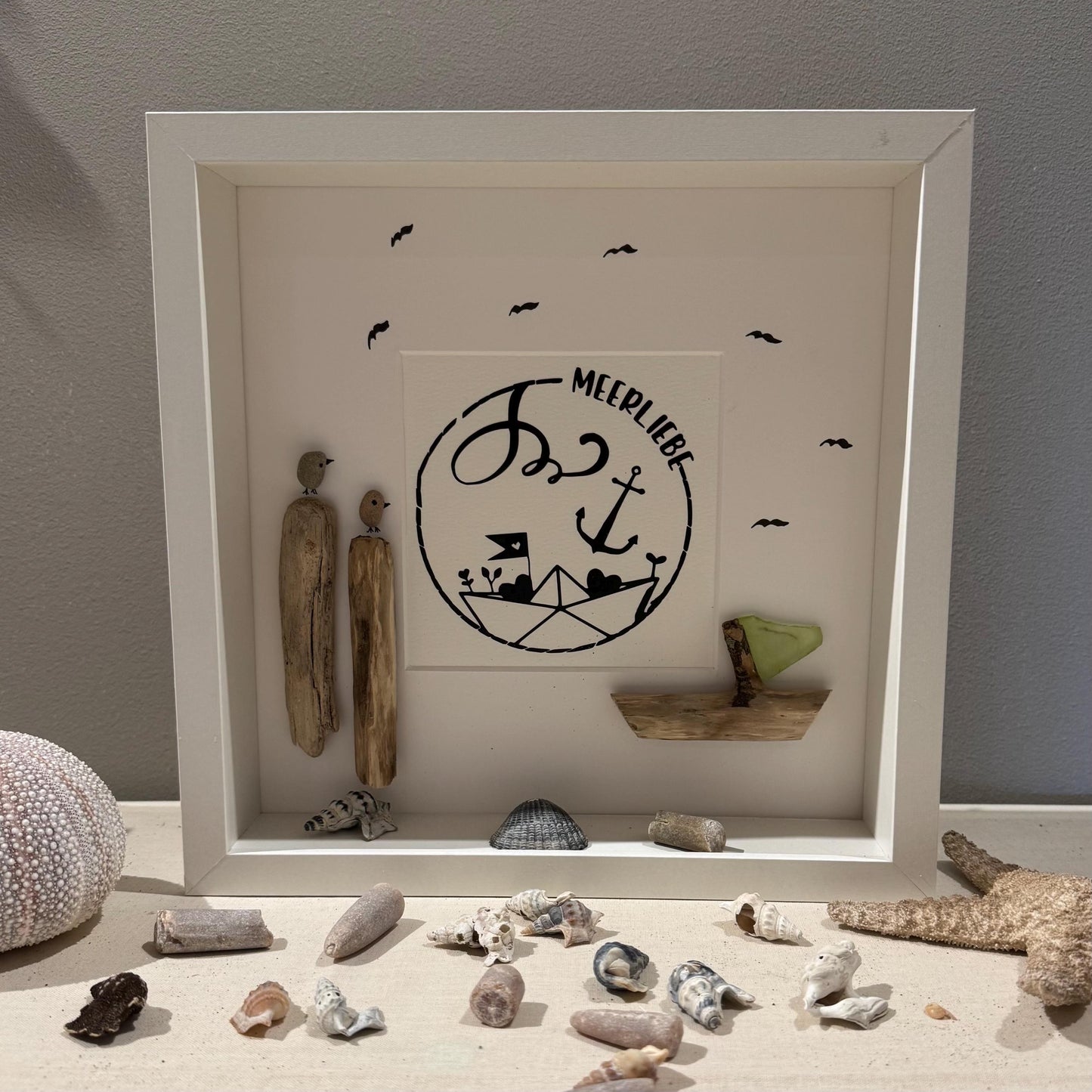 Steinbilder mit Sprüchen 27cm weiß, Treibholz Deko der dänischen Küste als maritimes Wandbild. Bilderrahmen maritim mit Meerliebe Sprüche. – Handmade aus Treibholz Nordsee, Ostsee Steine, Vinyl, 3d Rahmen, Bilderrahmen, Muschel von Treibholzzauber79