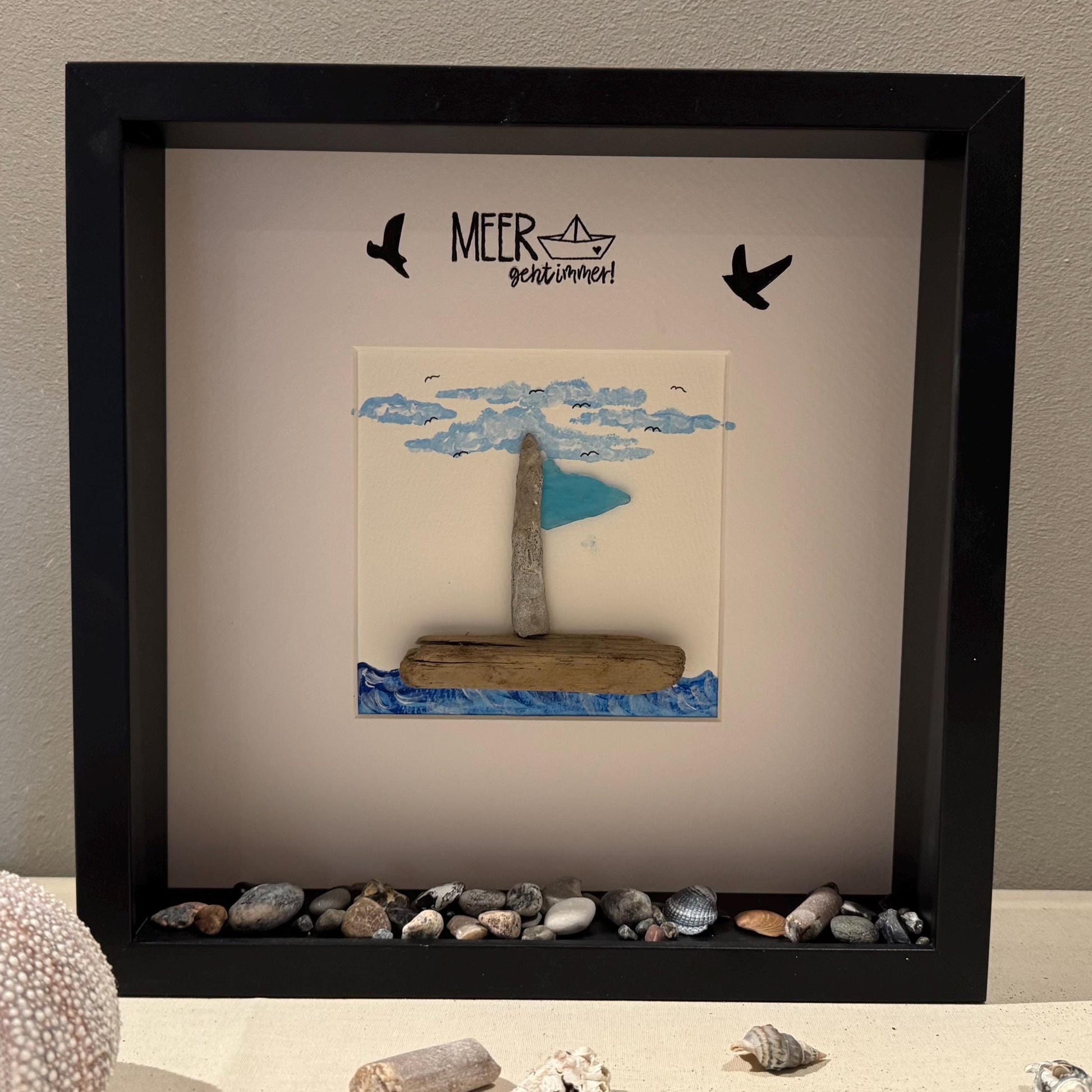 Steinbild mit Spruch vom Meer geht immer von Treibholzzauber79. Nordisches Pepple Art Unikat mit einem Seegelboot.