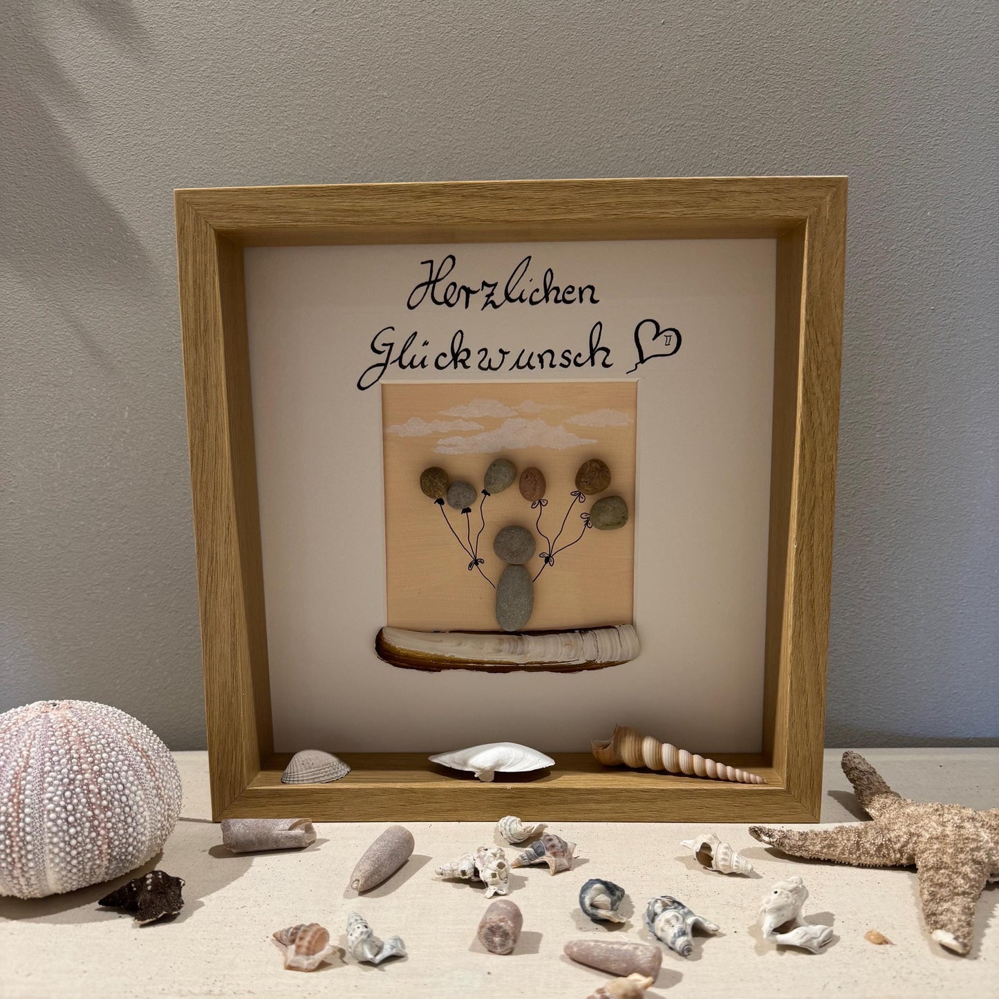 Personalisierter Bilderrahmen mit maritime Deko als Handmade Geschenke 27cm weiß, Bilder aus Kieselsteinen - Steinbilder mit Sprüchen. – Handmade aus Acryl, Plexiglas, Nordsee Muscheln, Ostsee Steine, Vinyl von Treibholzzauber79