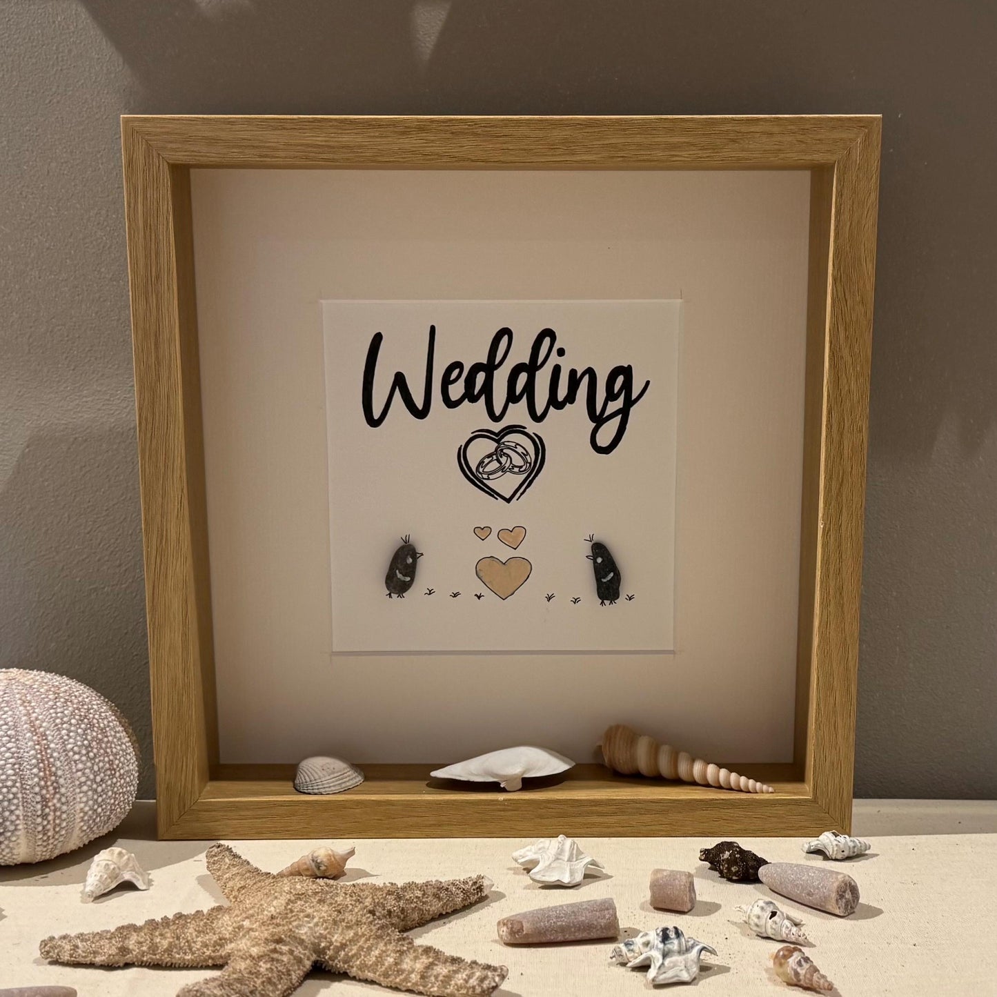 Personalisiertes Steinbild zur Hochzeit handgemalt 27cm schwarz, mit Strandfunde der dänischen Küste. Hochzeit personalisiert - Handmade – Handmade aus Stein, Muschel von Treibholzzauber79