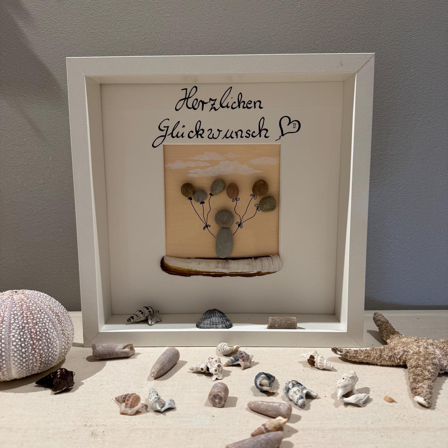 Steinbild „Herzlichen Glückwunsch“ aus Naturmaterialien im Holzrahmen, detailreiche Handmade-Dekoration im nordischen Stil