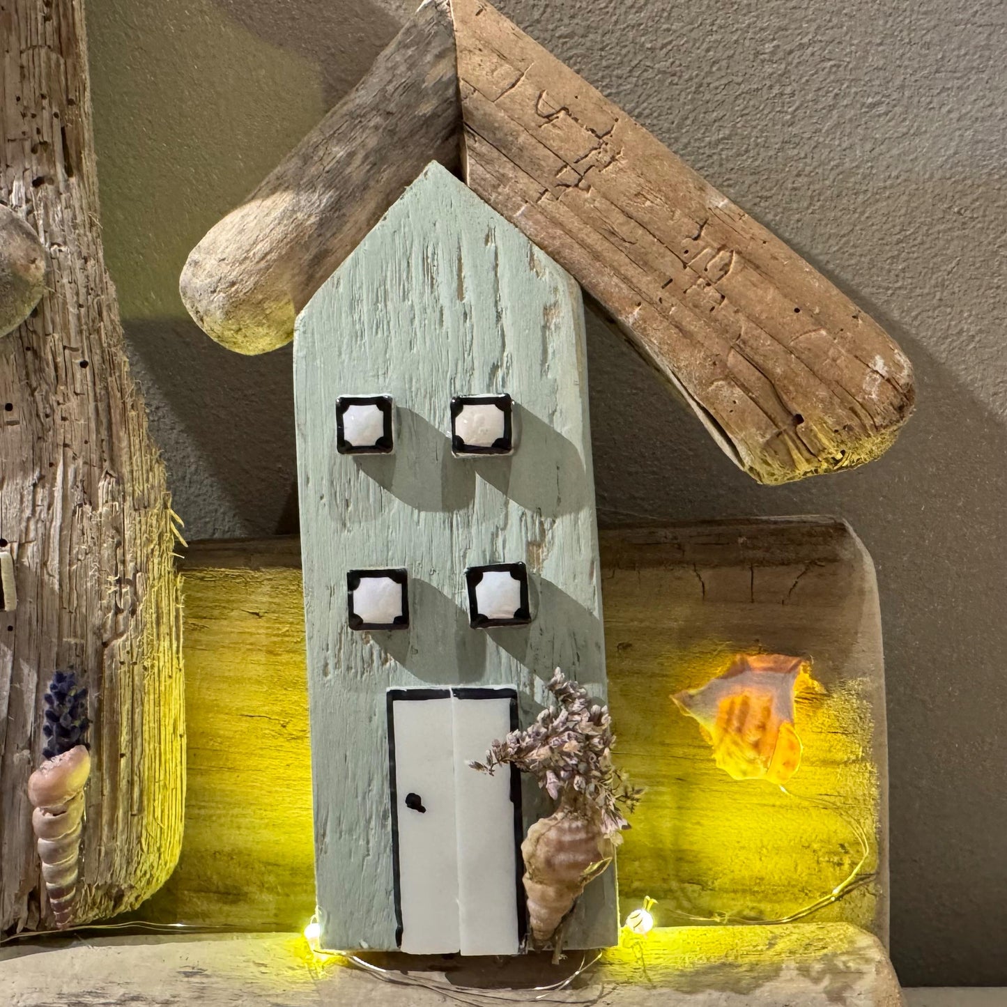 Wanddeko aus Holz 66 cm, Treibholz und Strandfunde der dänischen Küste. Holzhäuschen Deko als Treibholz Deko