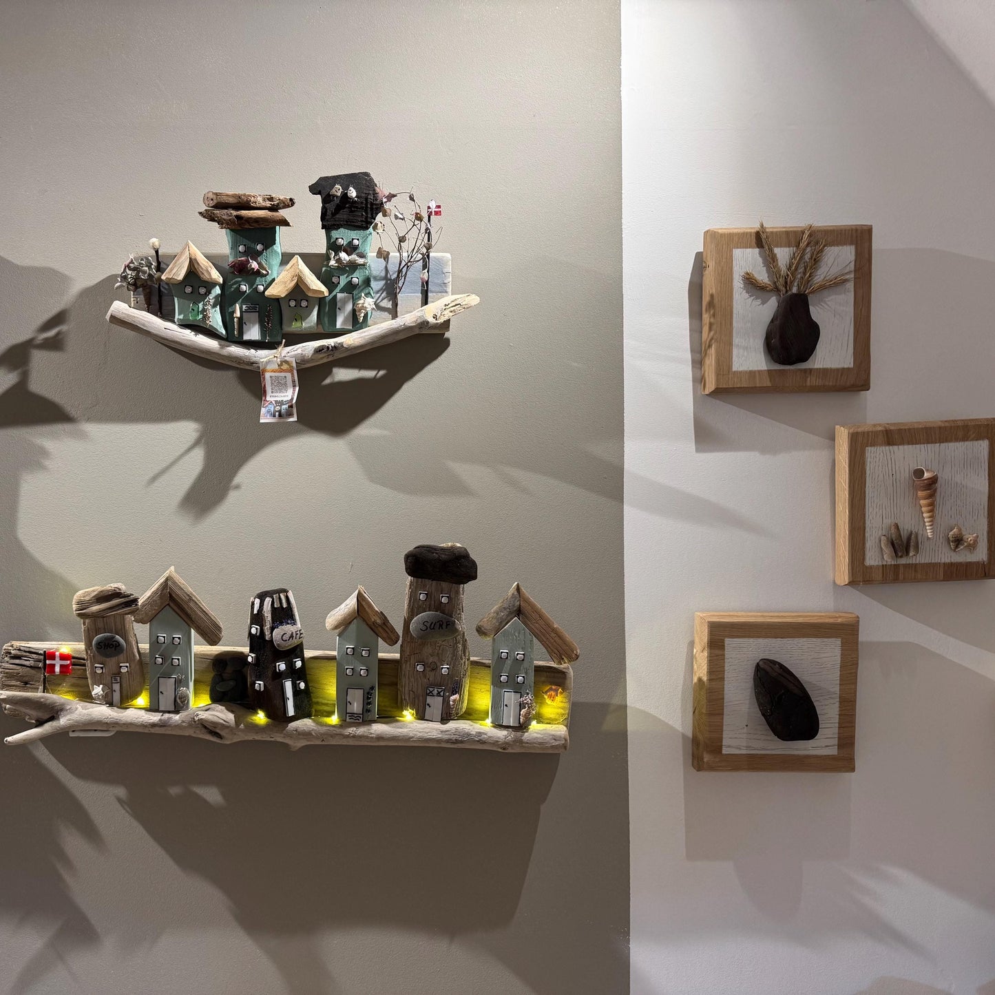Handgemachtes Wandbild aus Treibholz – kleine Küstenhäuschen mit Café und Surfhaus, liebevoll dekoriert mit Naturmaterialien