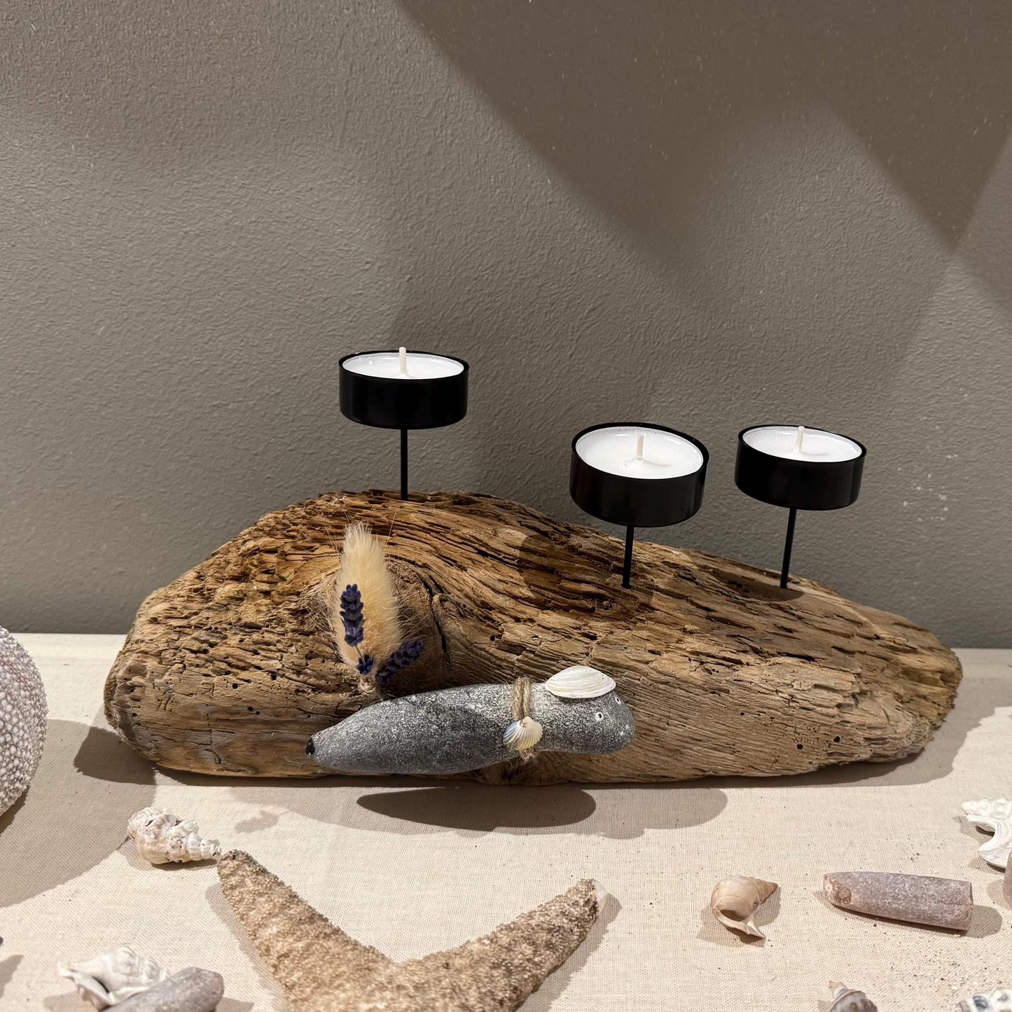 Nahaufnahme Treibholz Struktur mit Kerzenhaltern, Muschel und Lavendel, natürliche Küstendekoration von Treibholzzauber79