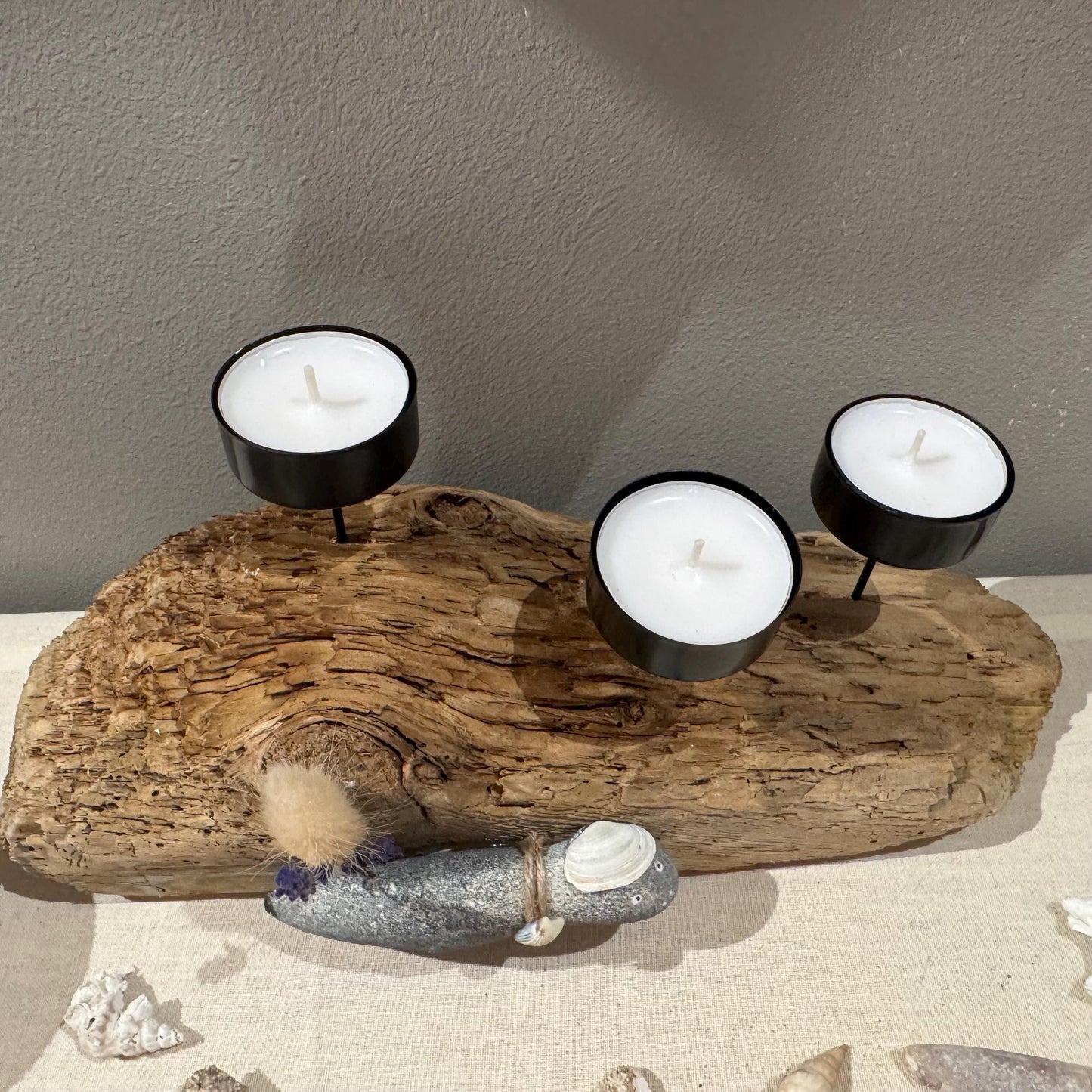 Maritime Tischdeko aus Treibholz mit Steinfisch und Fossil, handgemachte nordische Wohnaccessoires von Treibholzzauber79